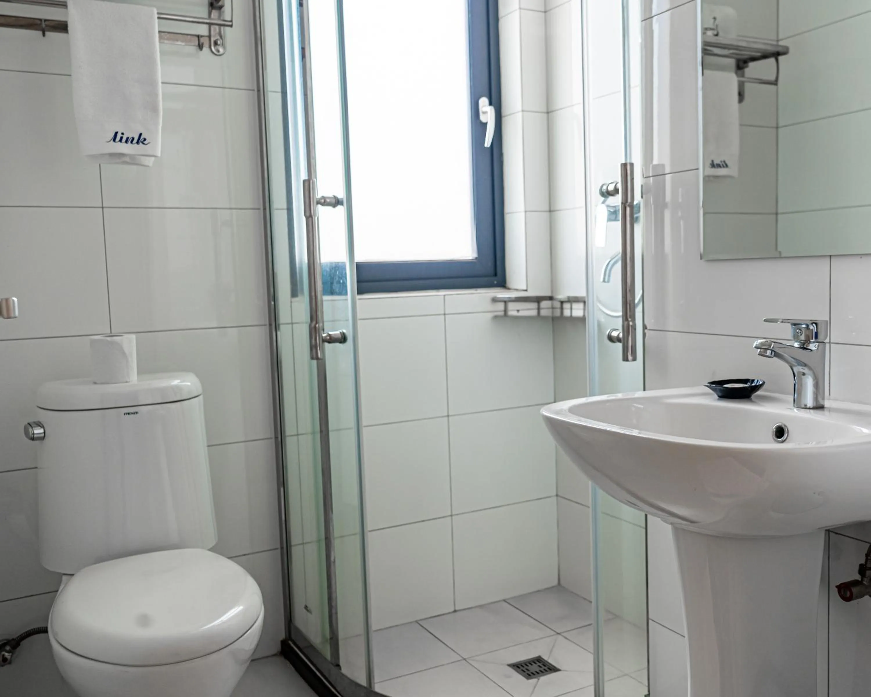 Shower in Phoenix Apartment by LINK