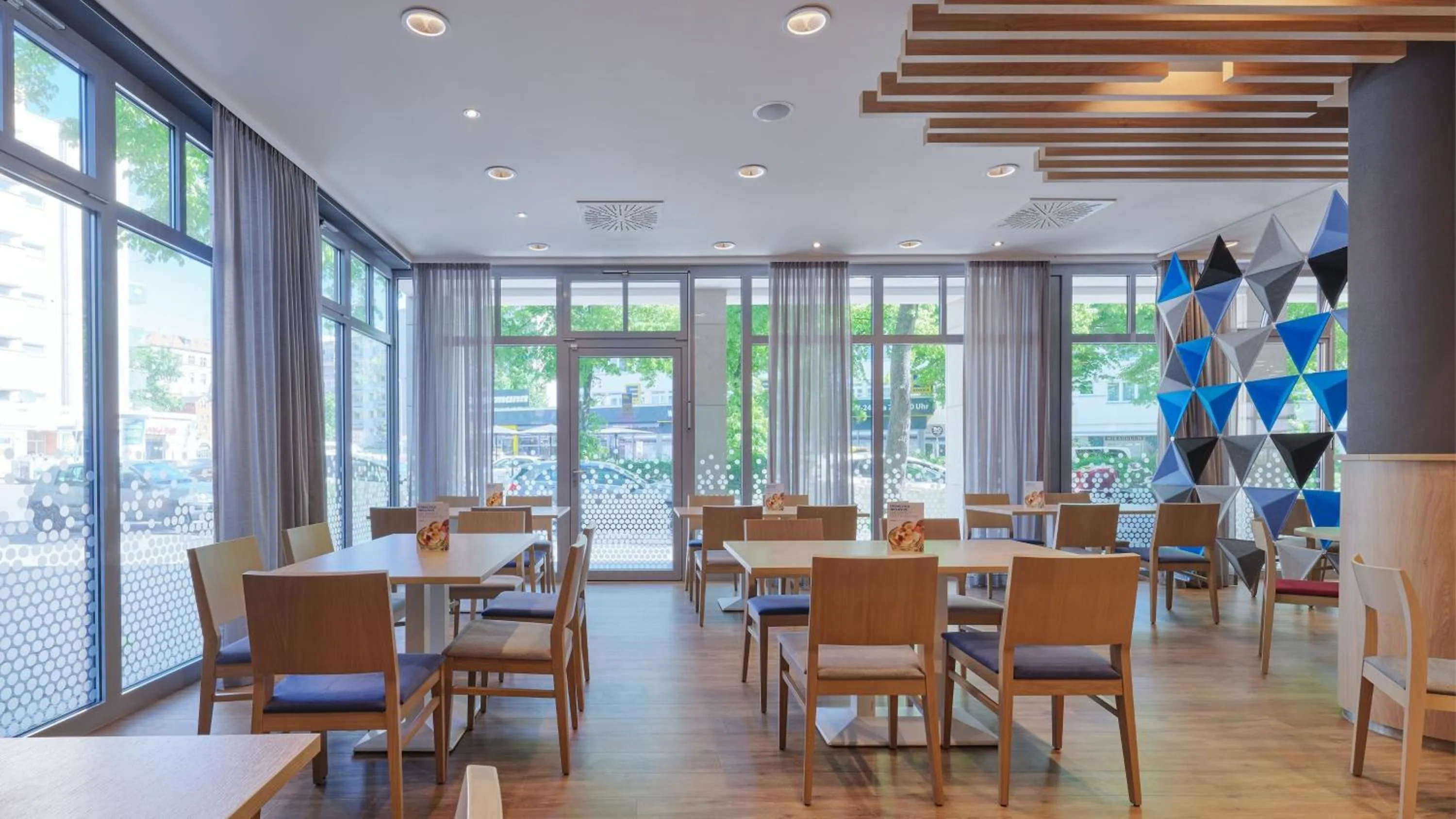 Restaurant/places to eat in Holiday Inn Express Berlin City Centre by IHG