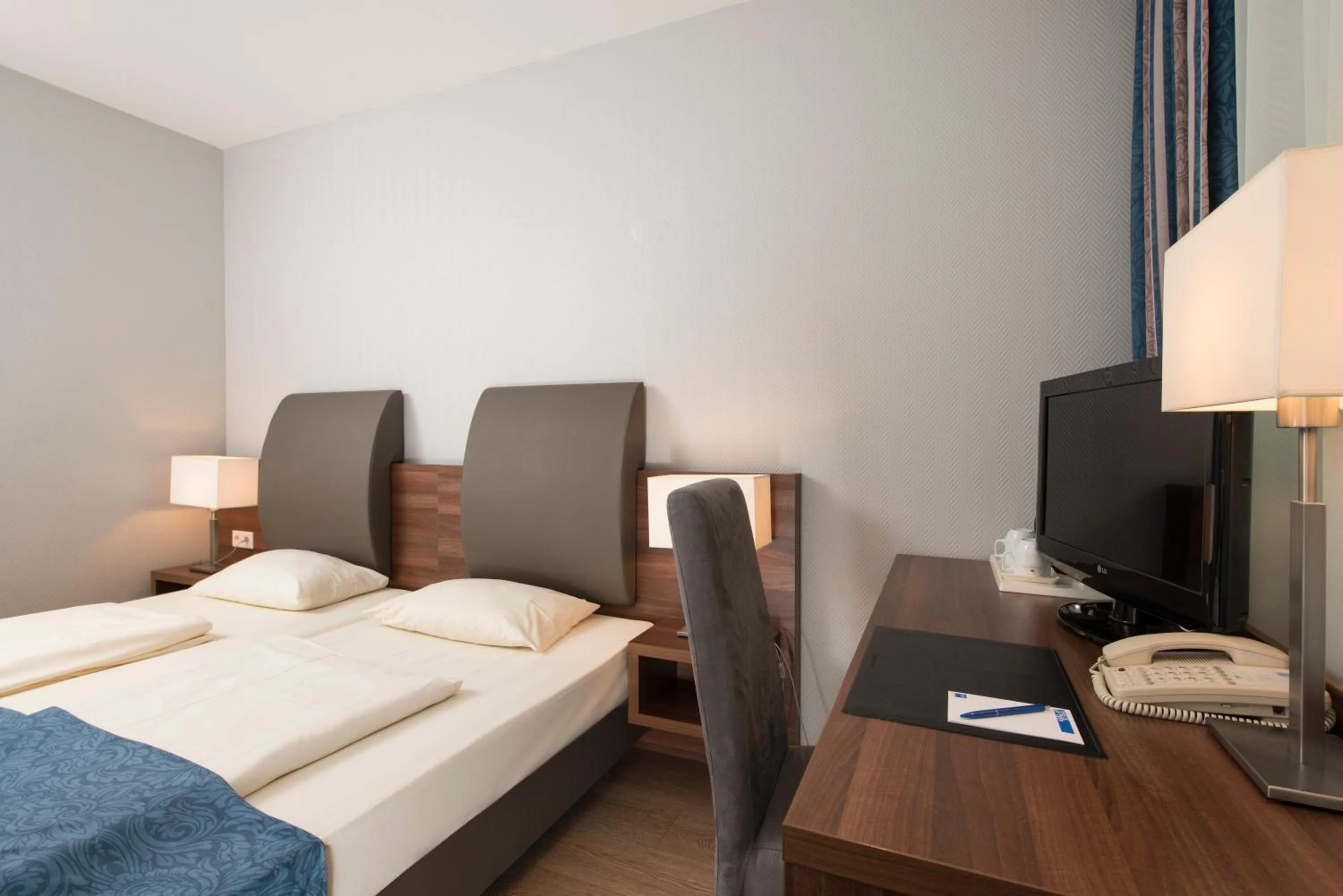 Photo of the whole room, Bed in Park Hotel Hamburg Arena