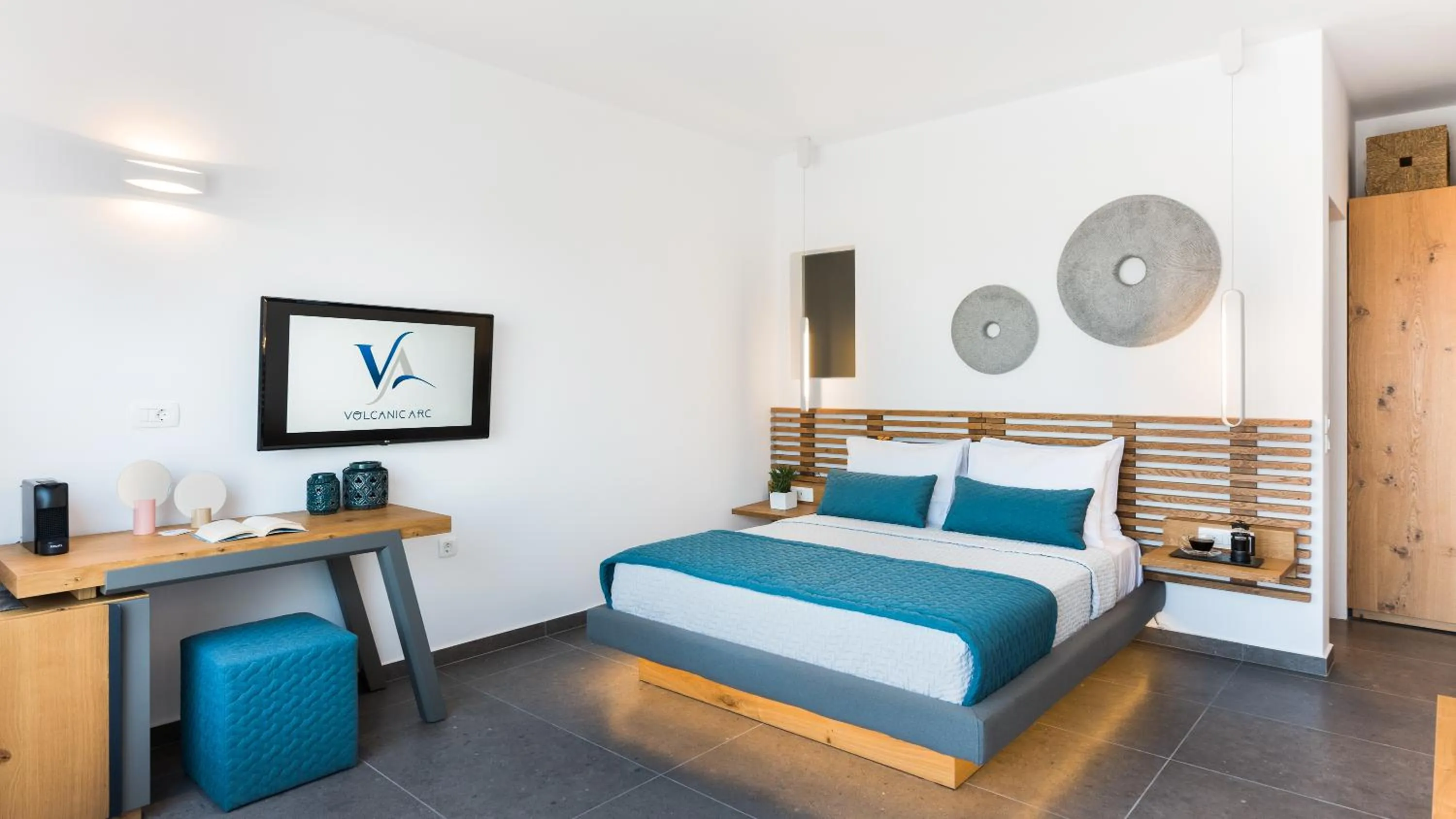 Bedroom, Bed in Volcanic Arc Suites