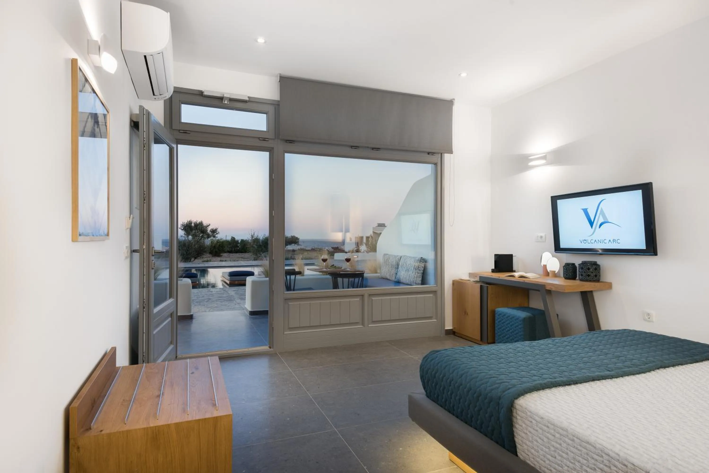 Balcony/Terrace, Bed in Volcanic Arc Suites