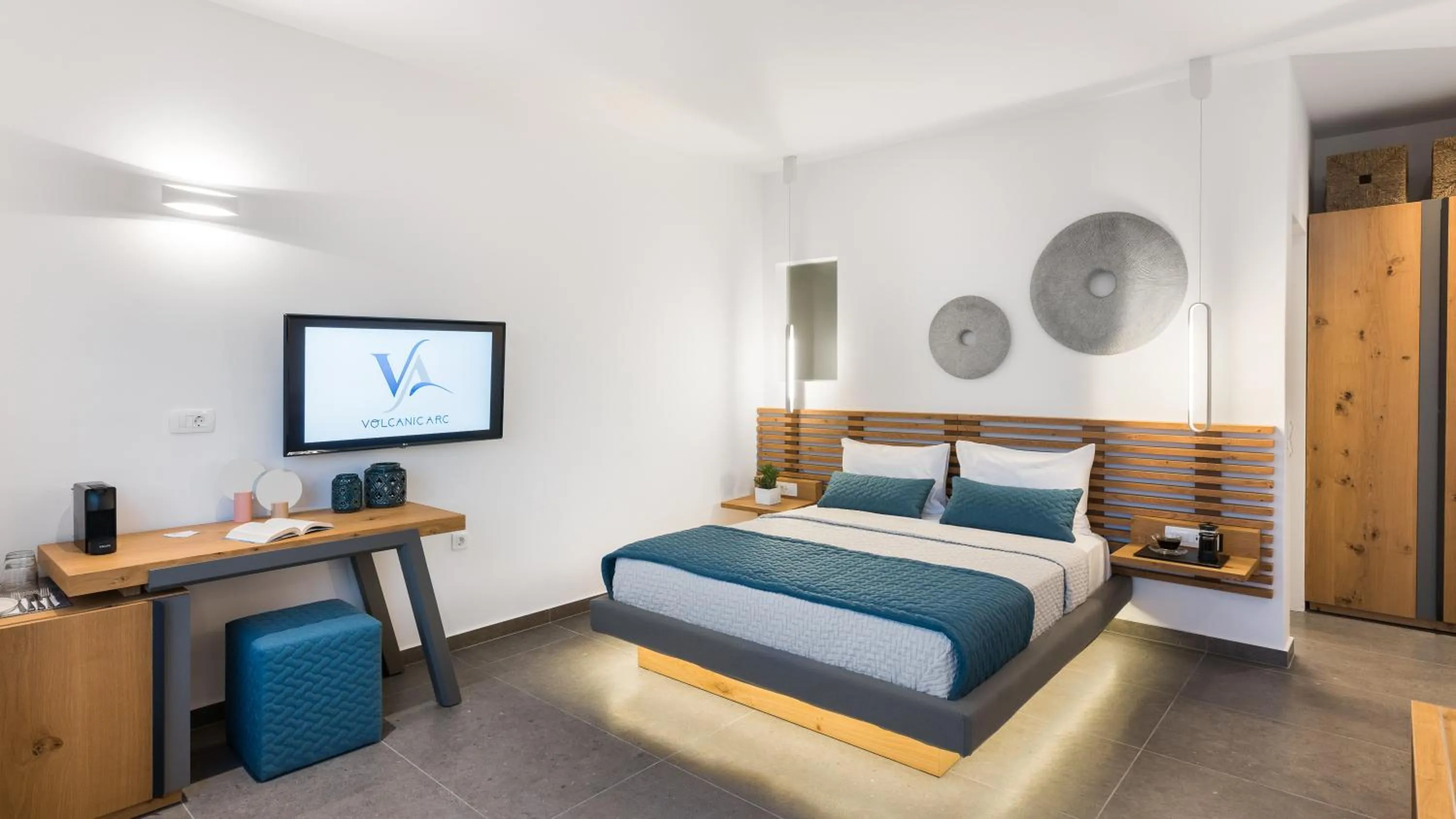 Bedroom, Bed in Volcanic Arc Suites