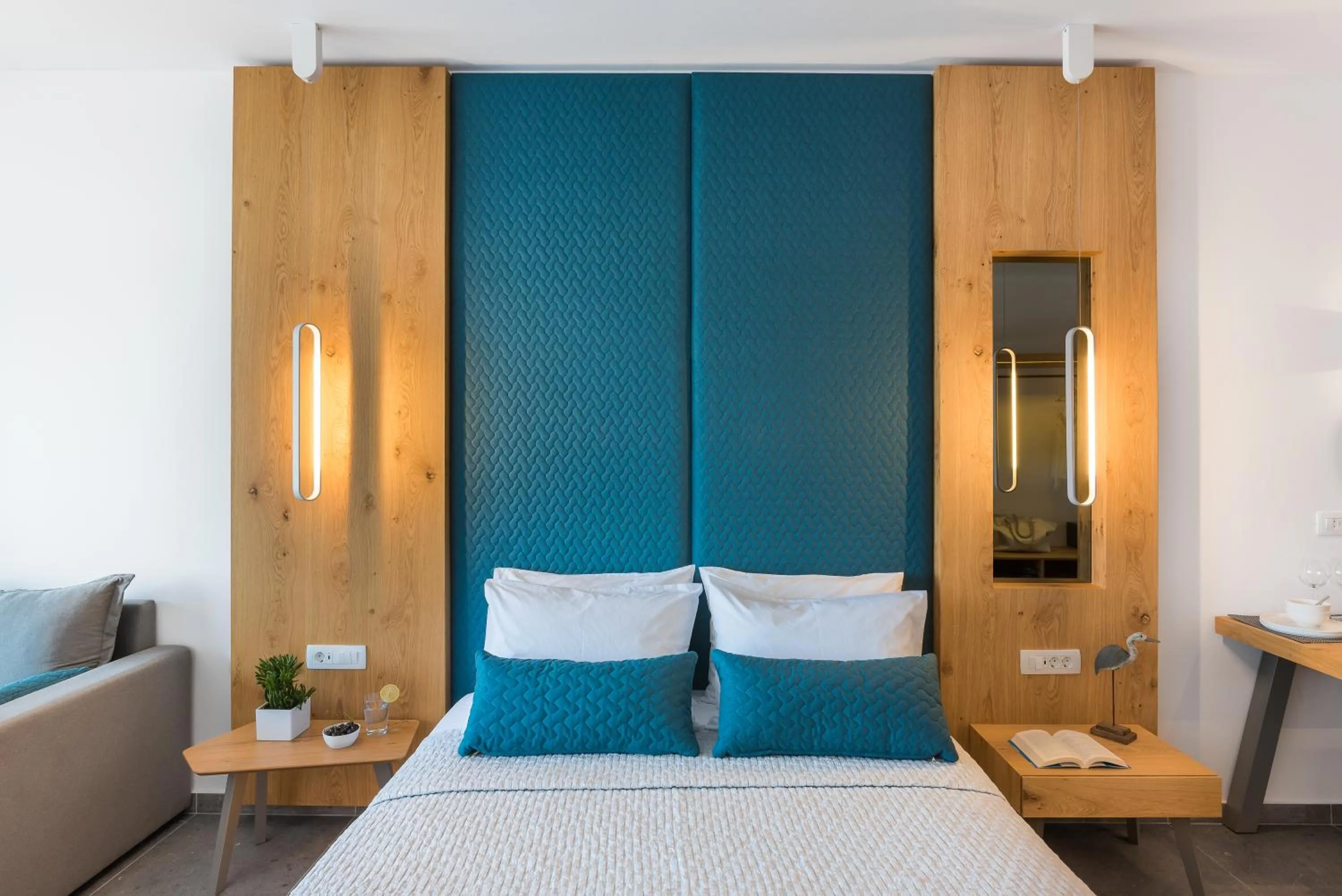 Bedroom, Bed in Volcanic Arc Suites