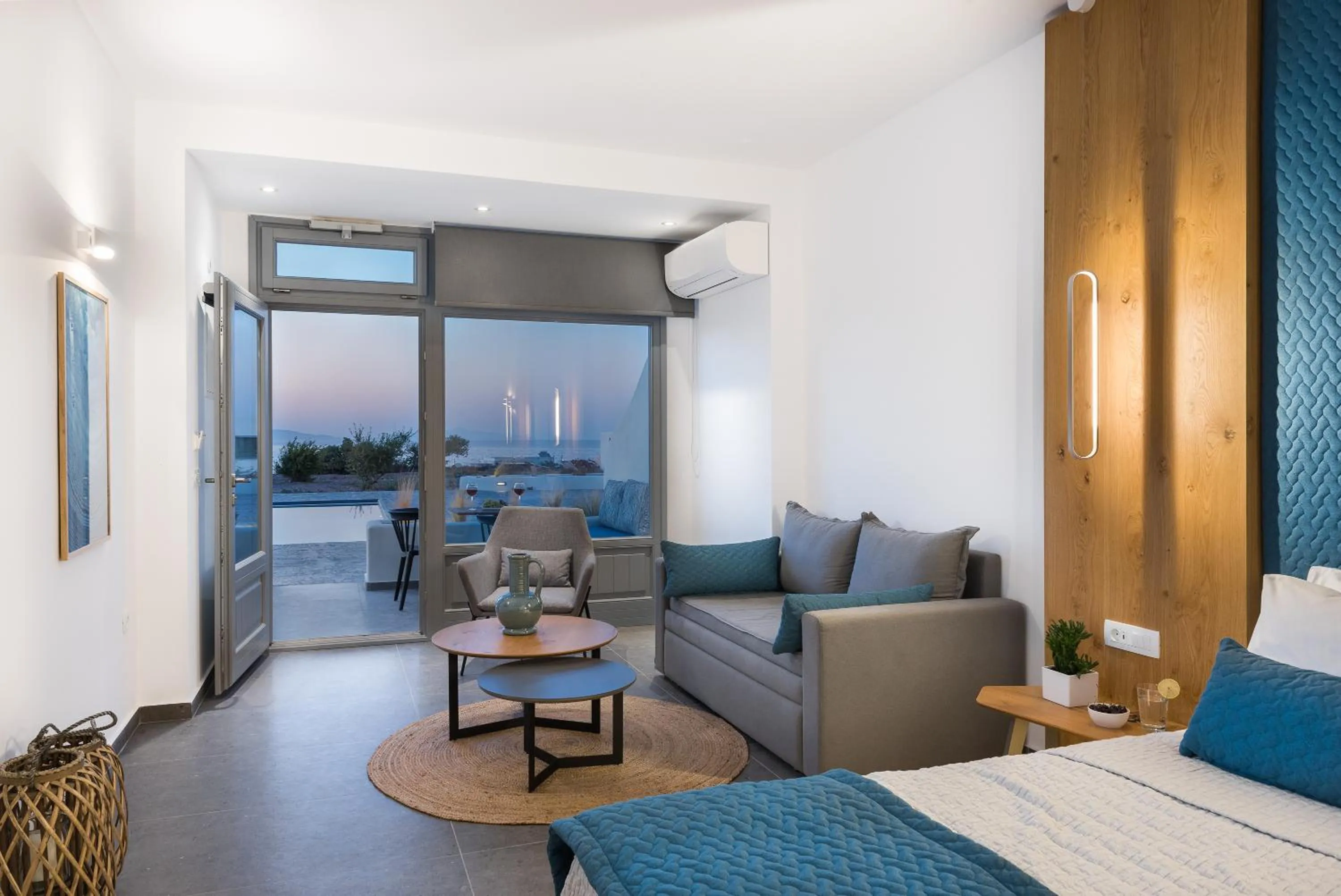 Bedroom, Bed in Volcanic Arc Suites