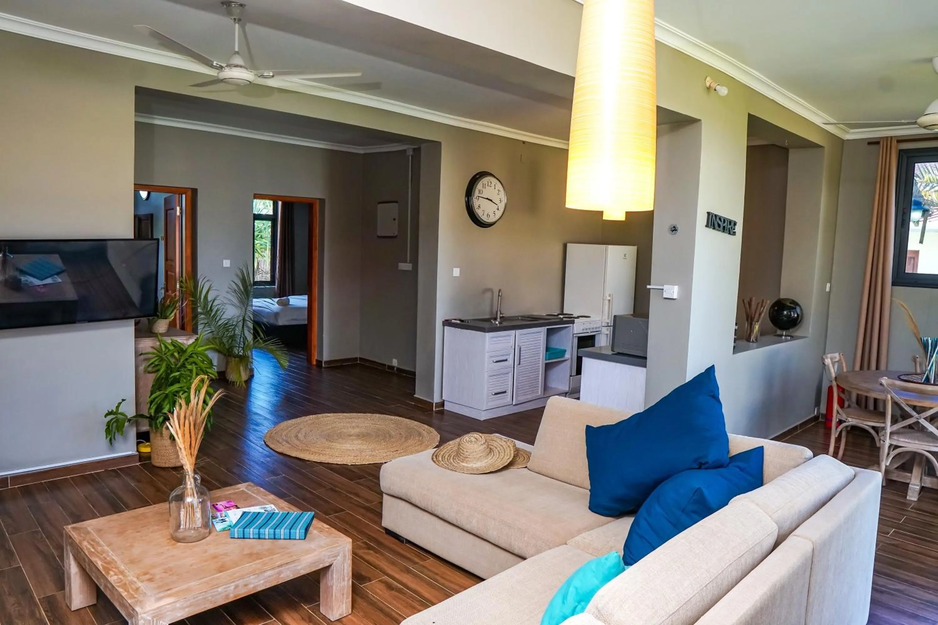 Communal lounge/ TV room in Aquamarina Hotel