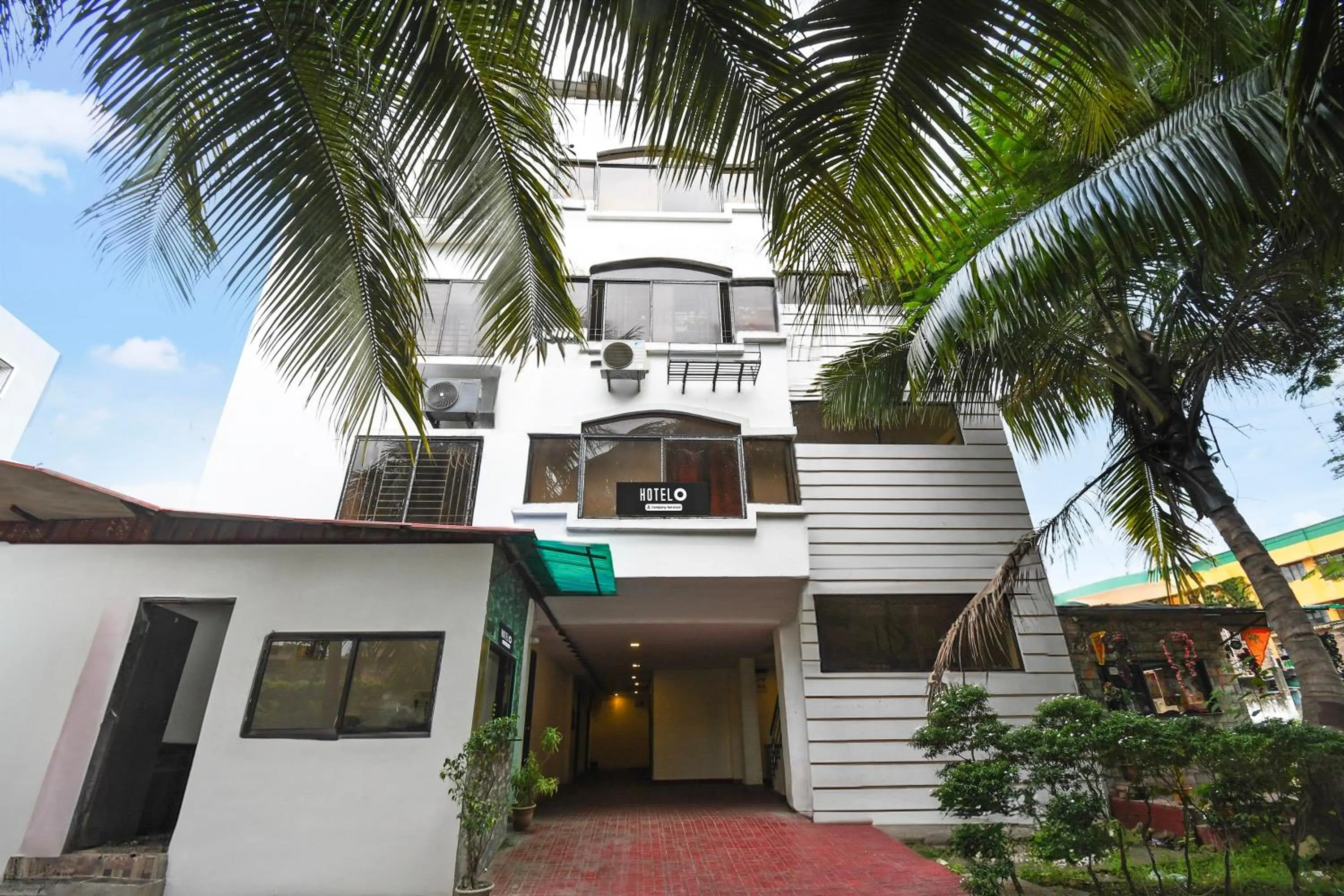 Facade/entrance in Super Hotel O New Alipore