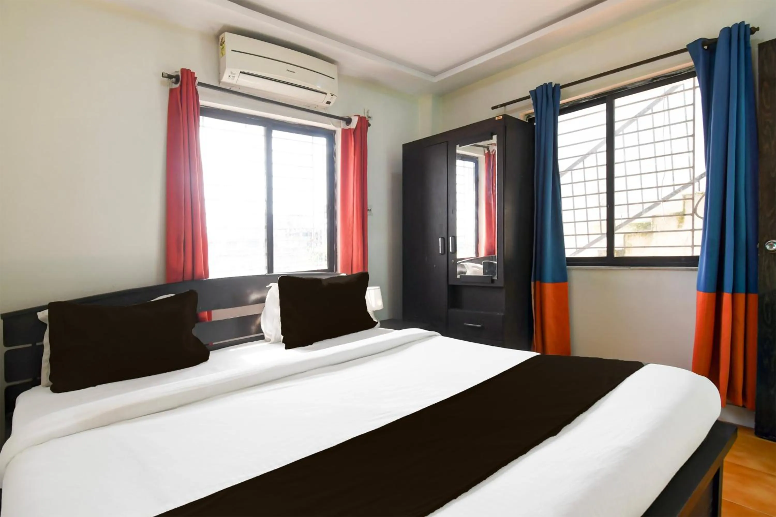 Bedroom, Bed in Super Hotel O New Alipore