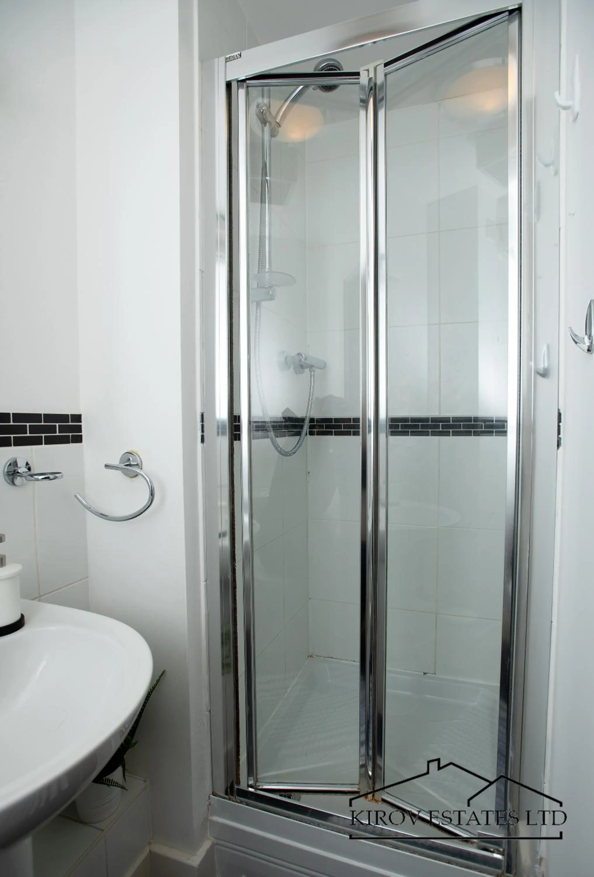 Bathroom in Poseidon Apartment - 1 Bed Flat - Heart of Town