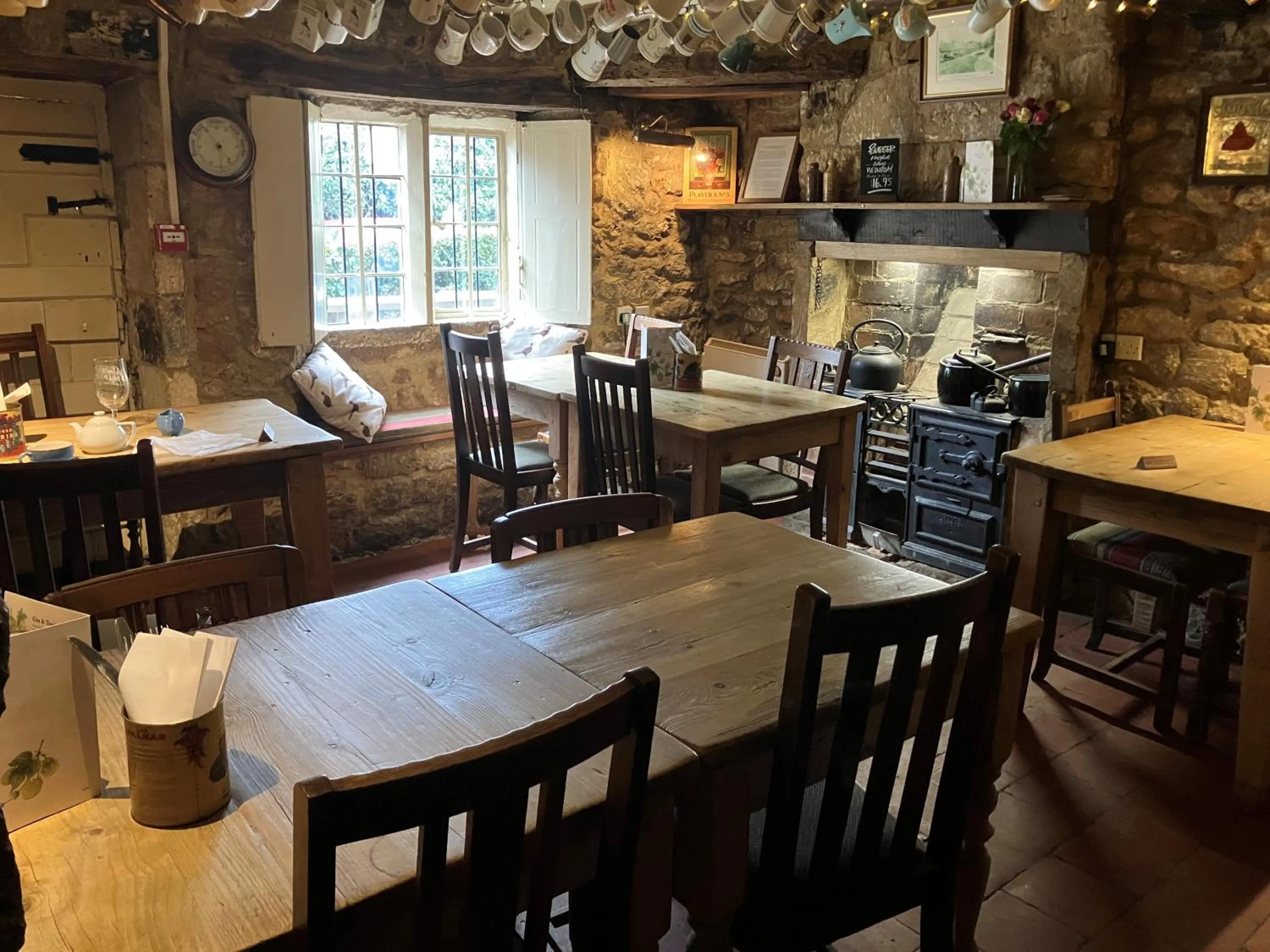 Restaurant/places to eat in The Falkland Arms