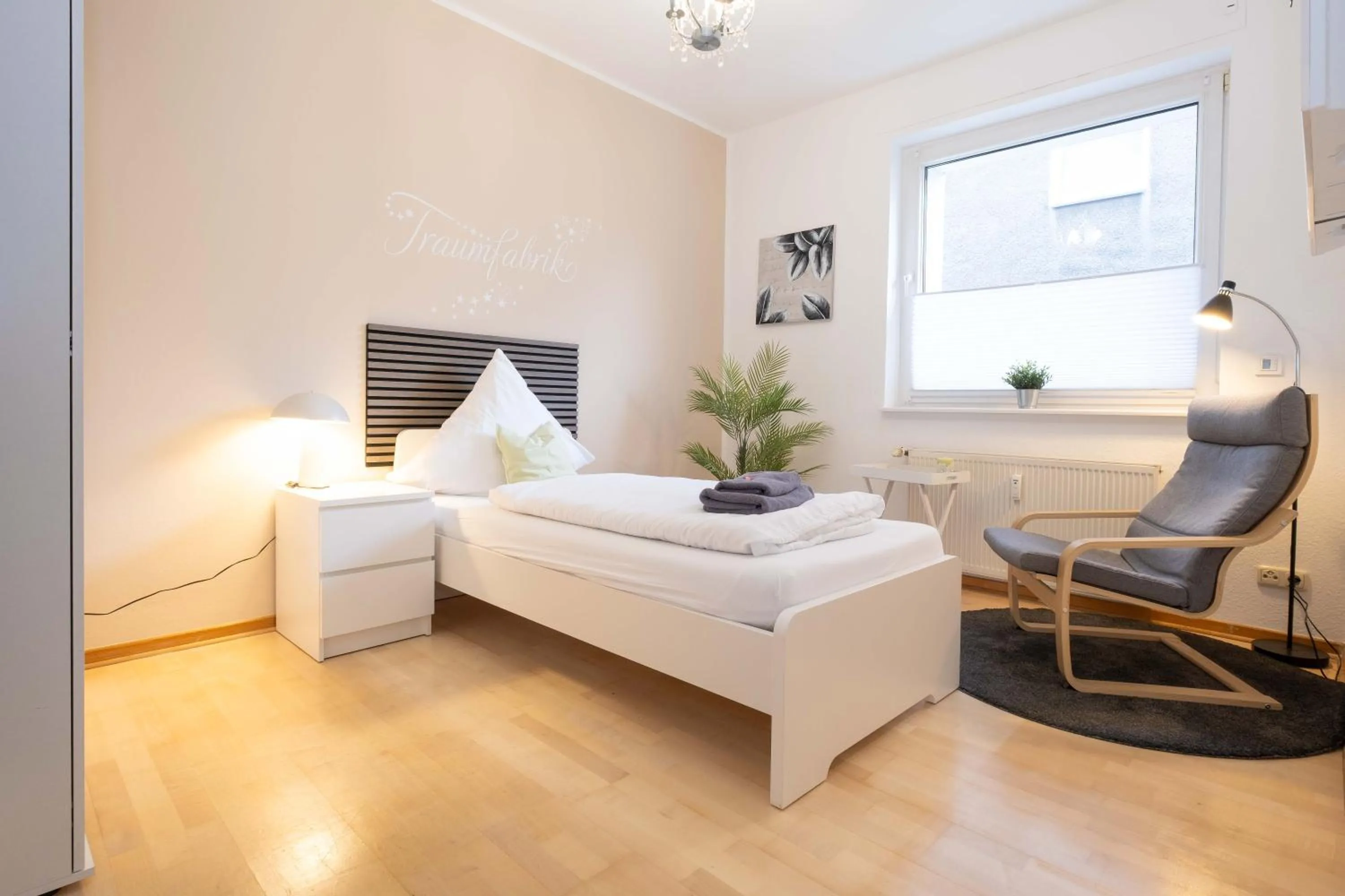 Bedroom, Bed in Apartment mit Wohnflair