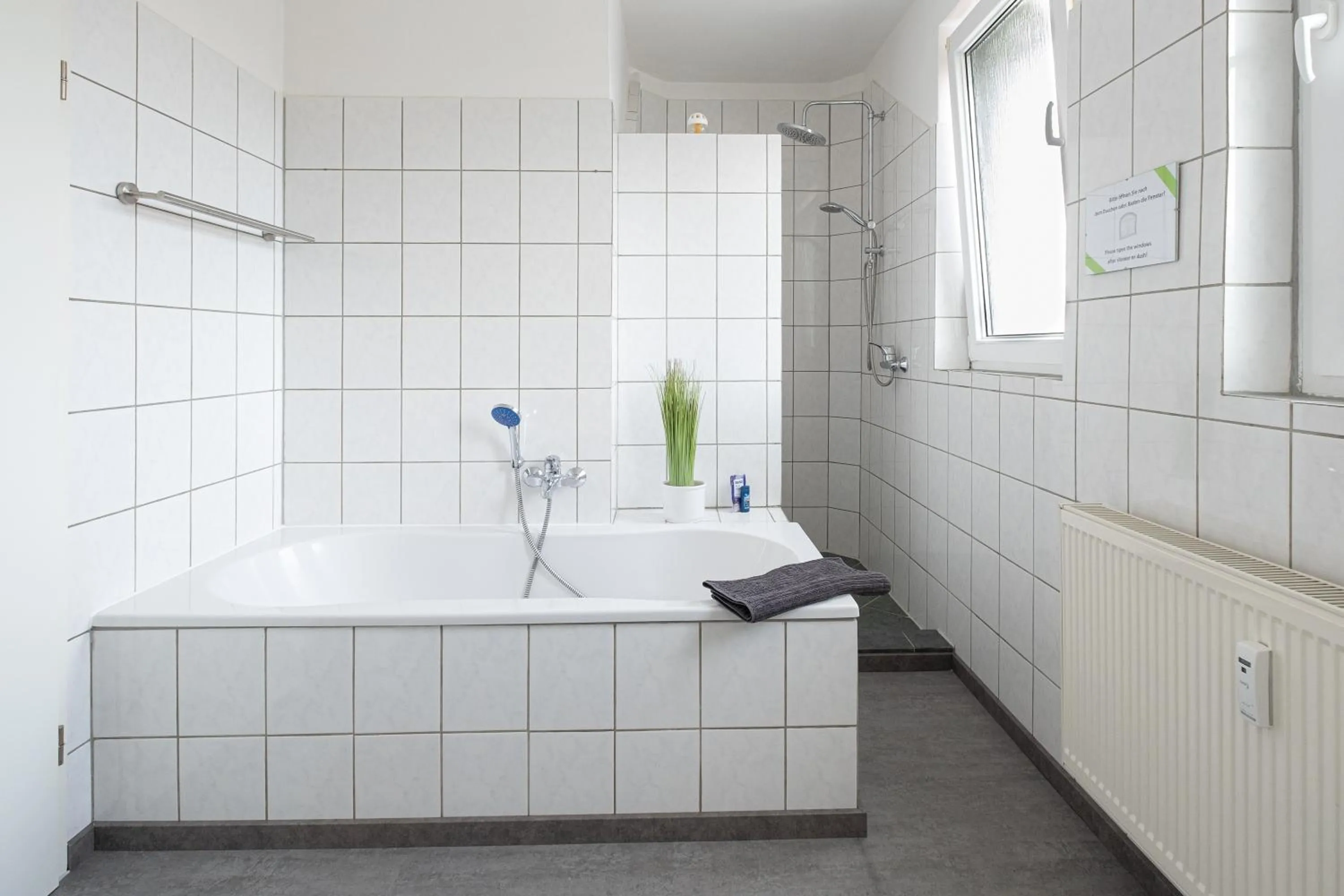 Bath in Apartment mit Wohnflair