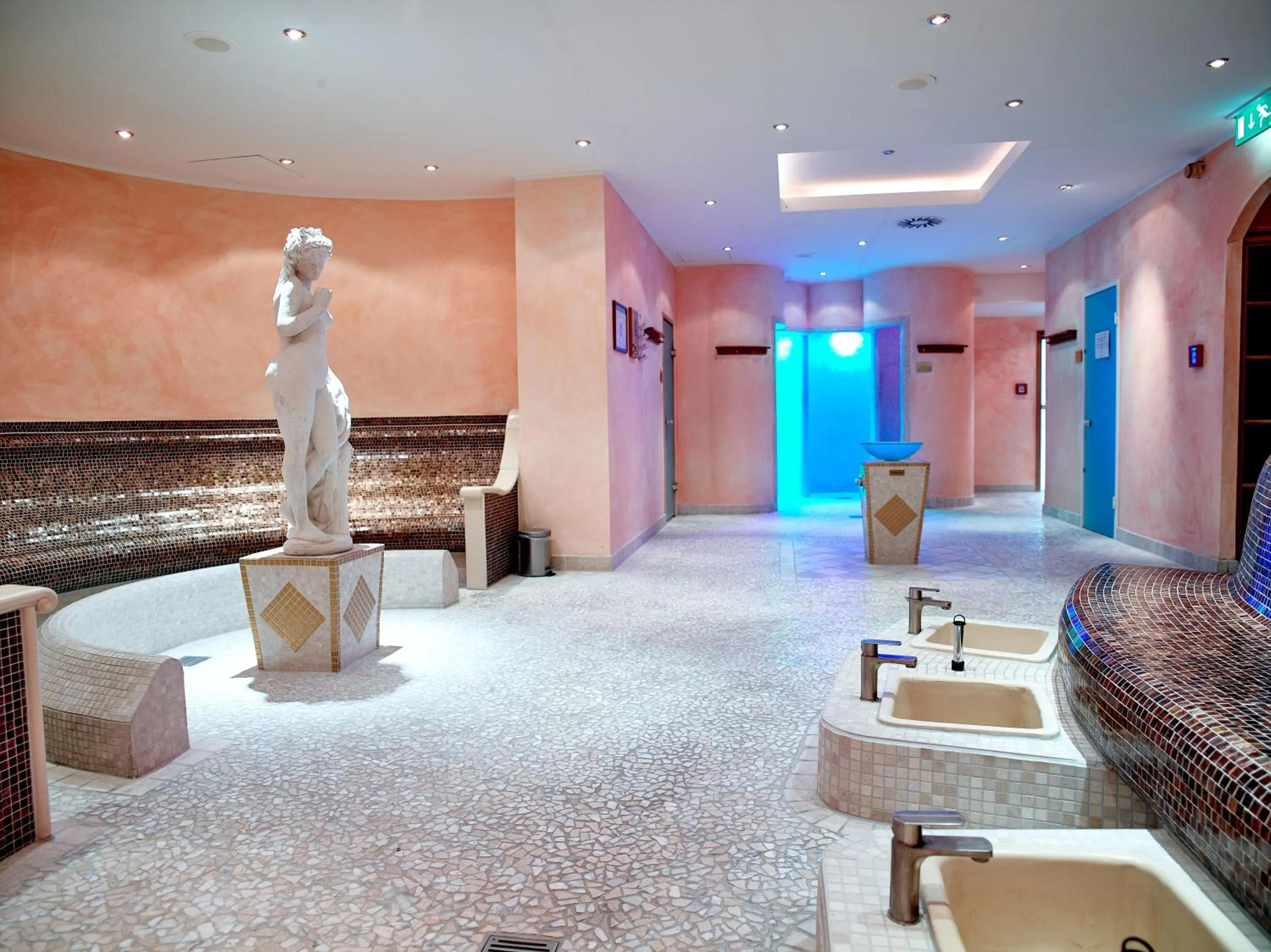 Spa and wellness centre/facilities in Cliff Hotel Rügen