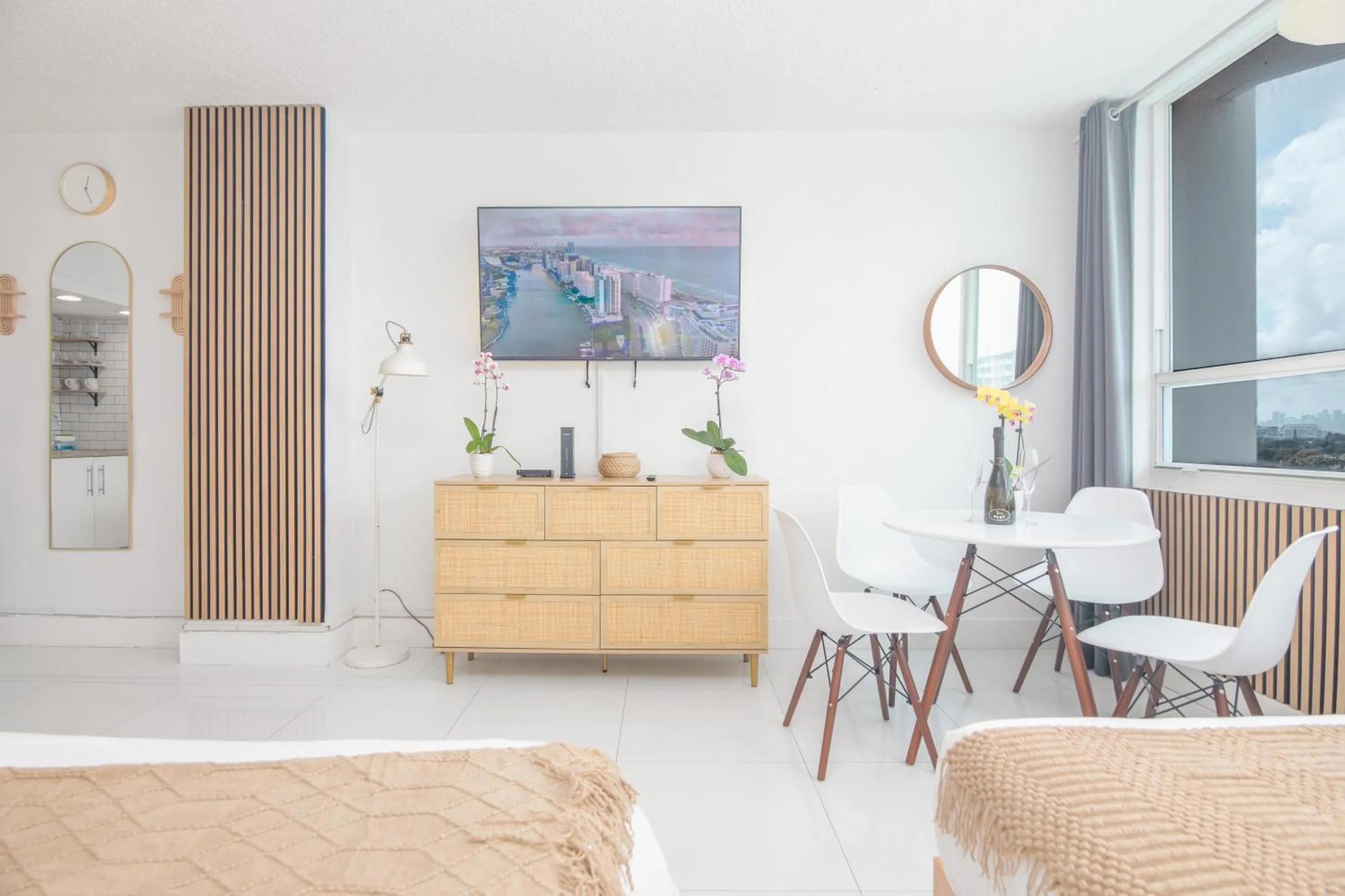 Bedroom, Bed in Girasole Apartments