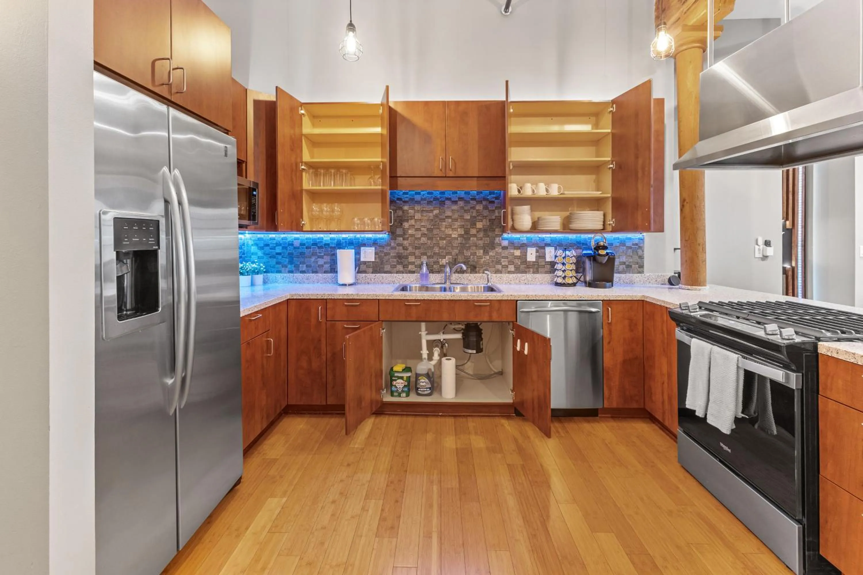 Georgia Street 4 Bedroom Condo Downtown!!