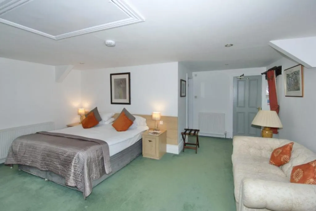 Bedroom, Bed in The Plough Inn