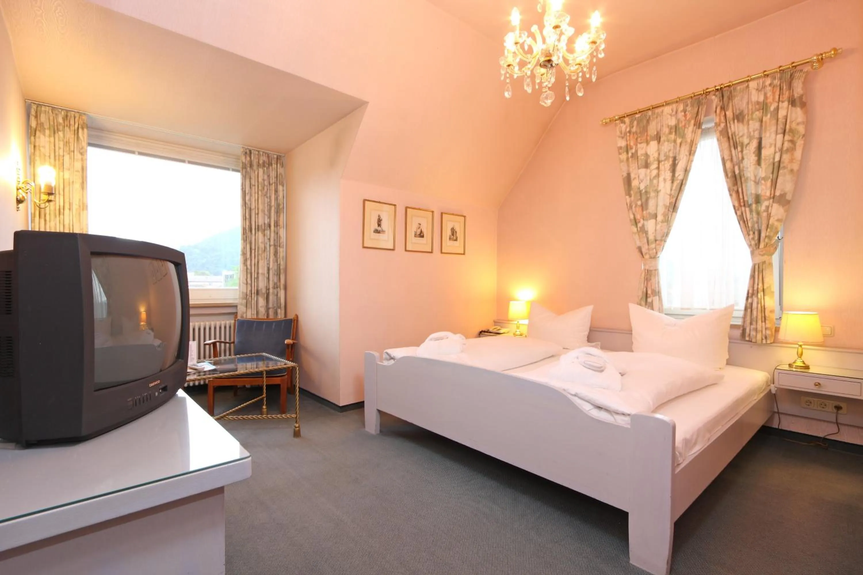 Bathroom, Bed in Wittelsbacher Hof Swiss Quality Hotel