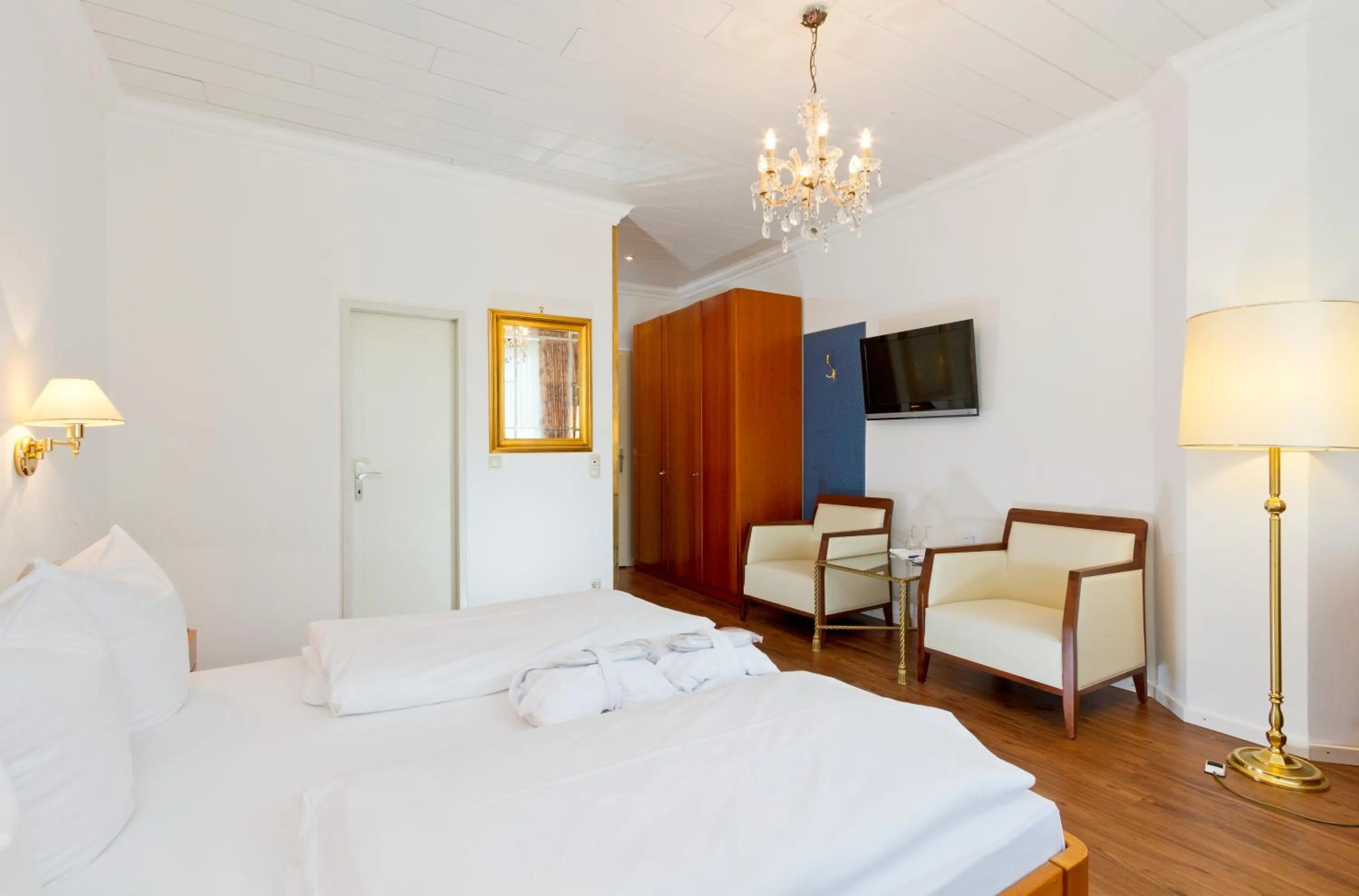 Photo of the whole room, Bed in Wittelsbacher Hof Swiss Quality Hotel