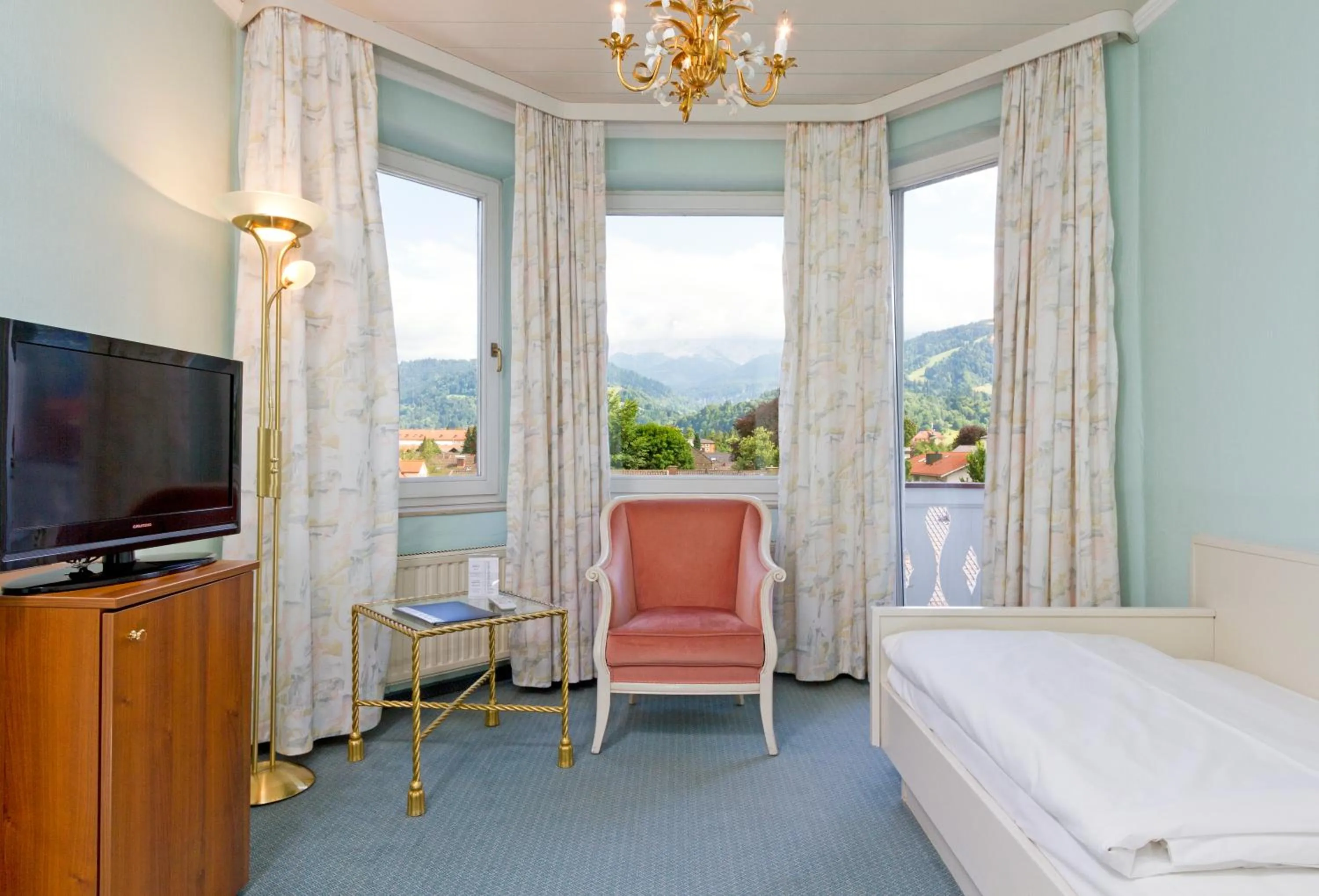 Photo of the whole room, Bed in Wittelsbacher Hof Swiss Quality Hotel