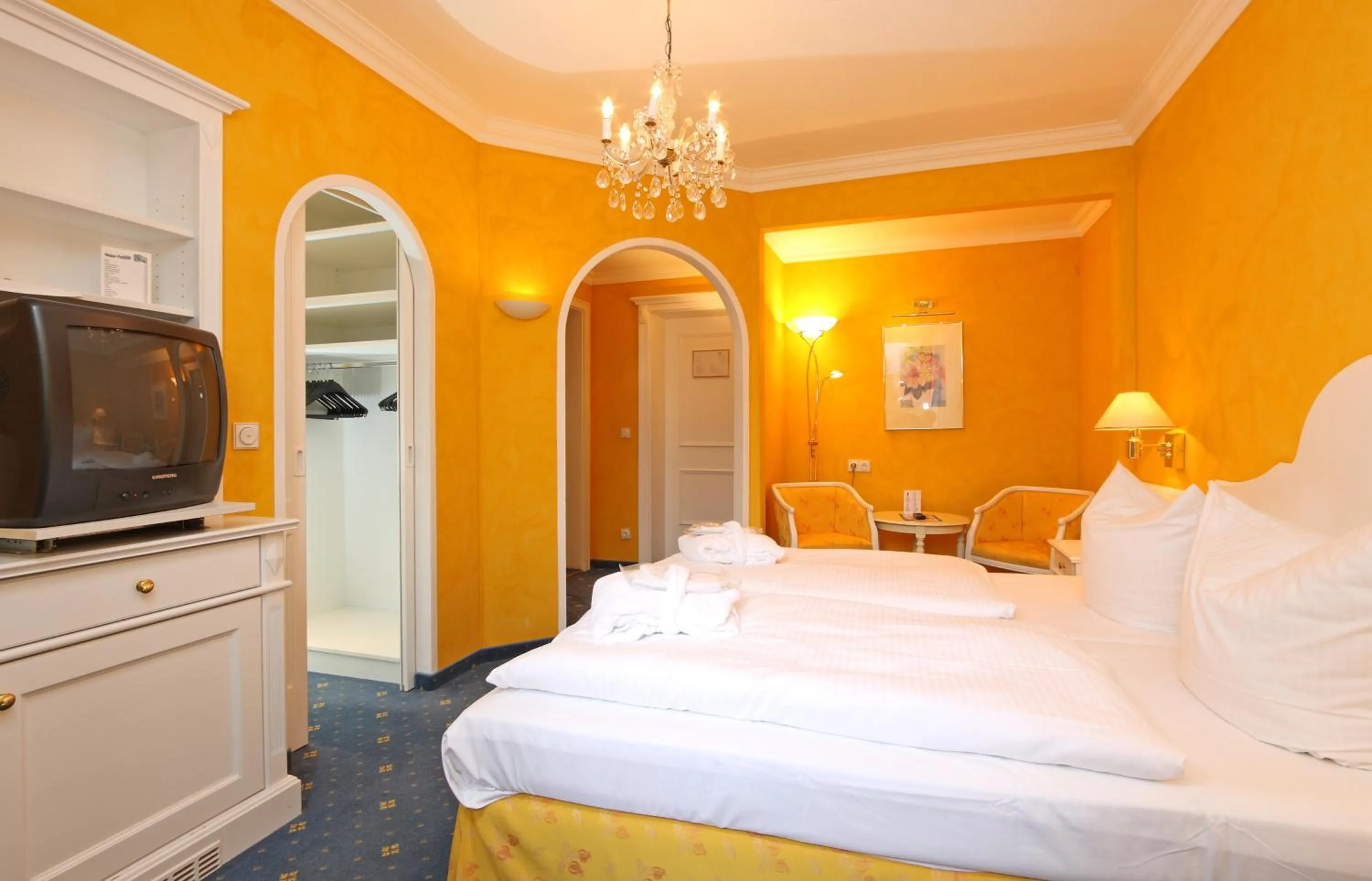 Bed in Wittelsbacher Hof Swiss Quality Hotel