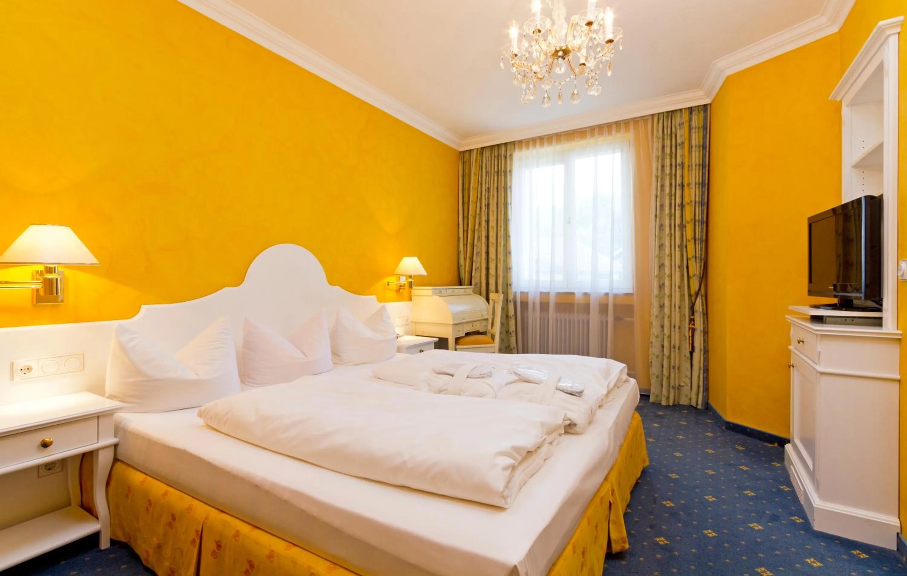 Photo of the whole room, Bed in Wittelsbacher Hof Swiss Quality Hotel