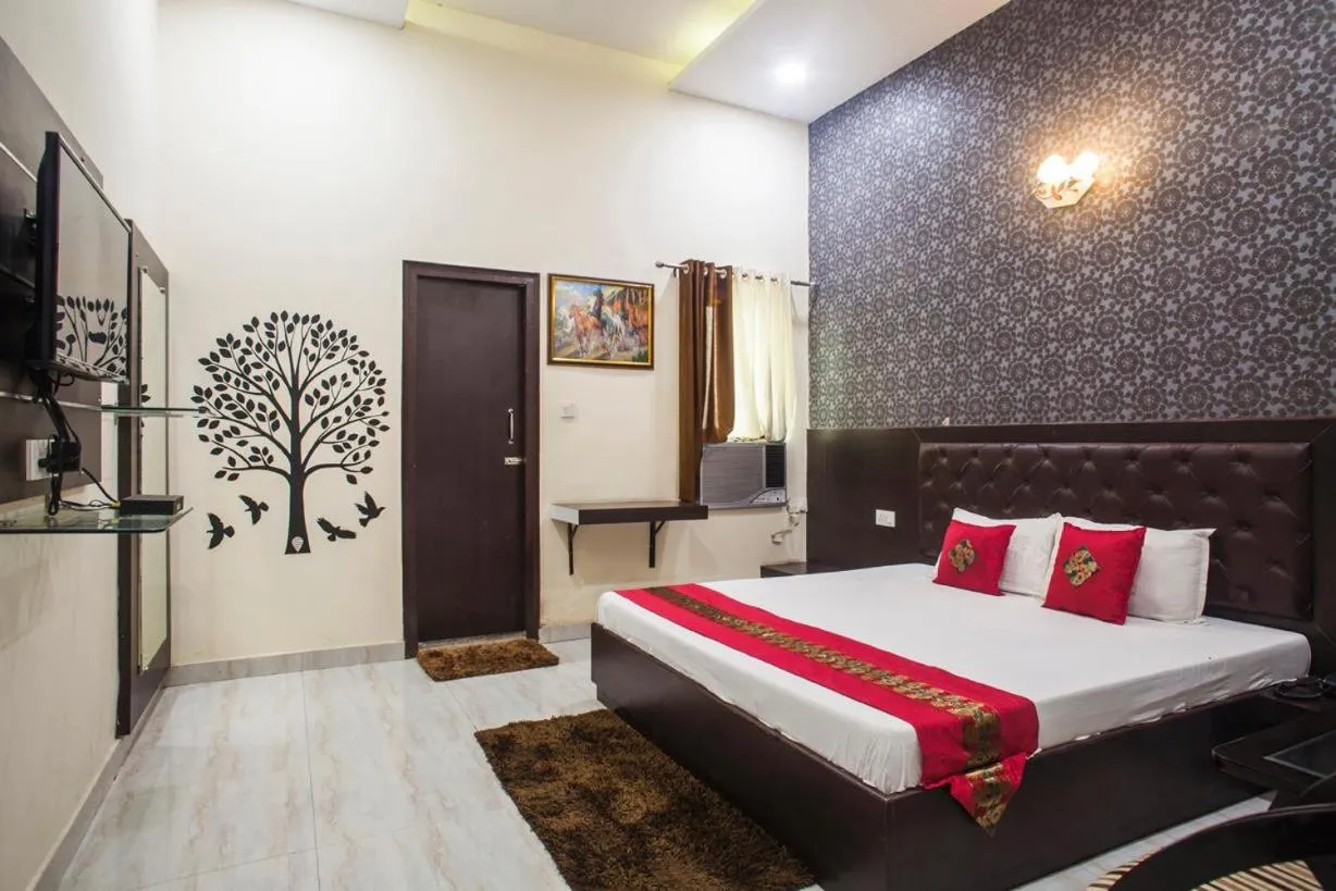 Bed in Clarks Collection Maanya