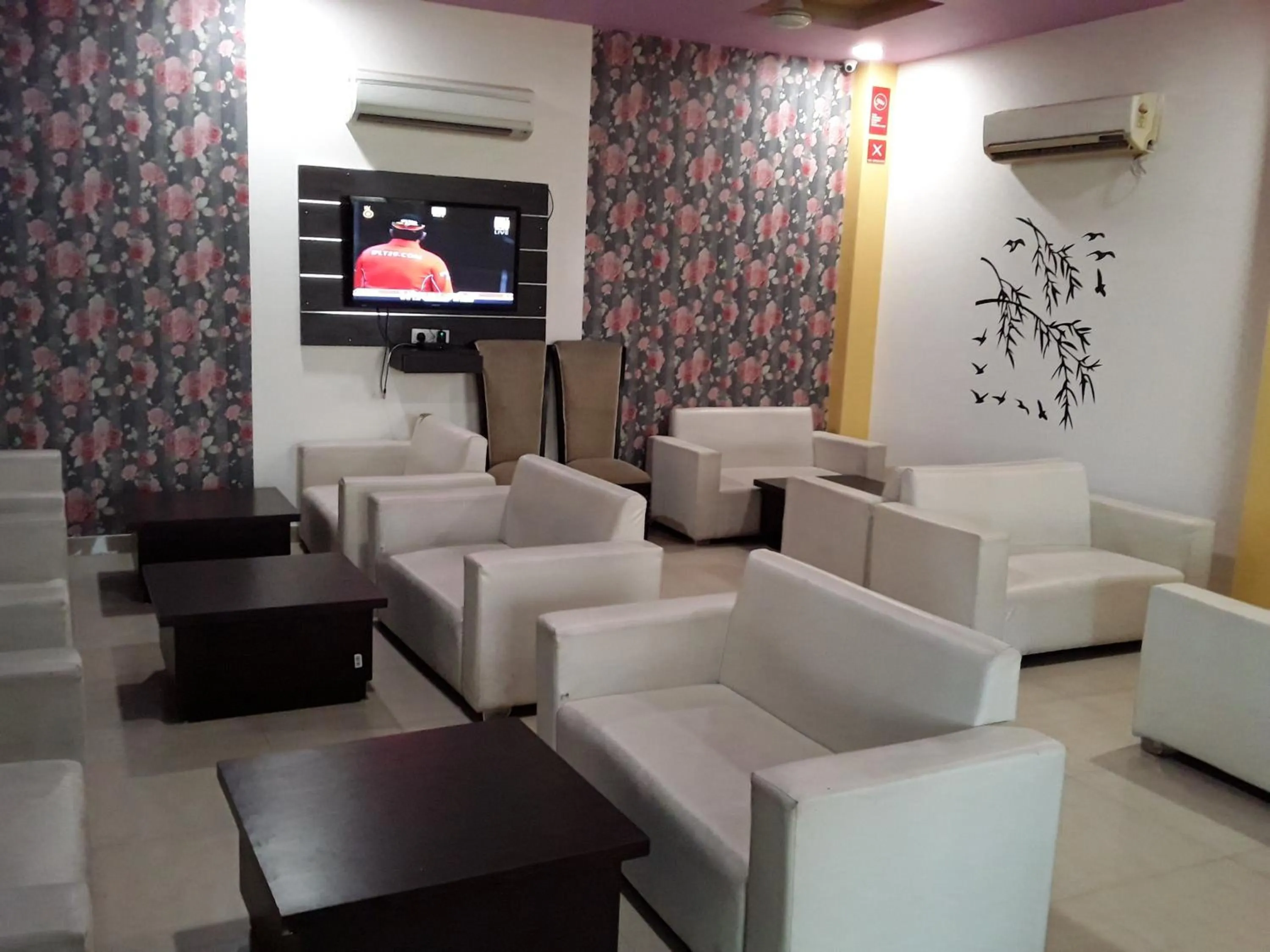 Restaurant/places to eat in Clarks Collection Maanya