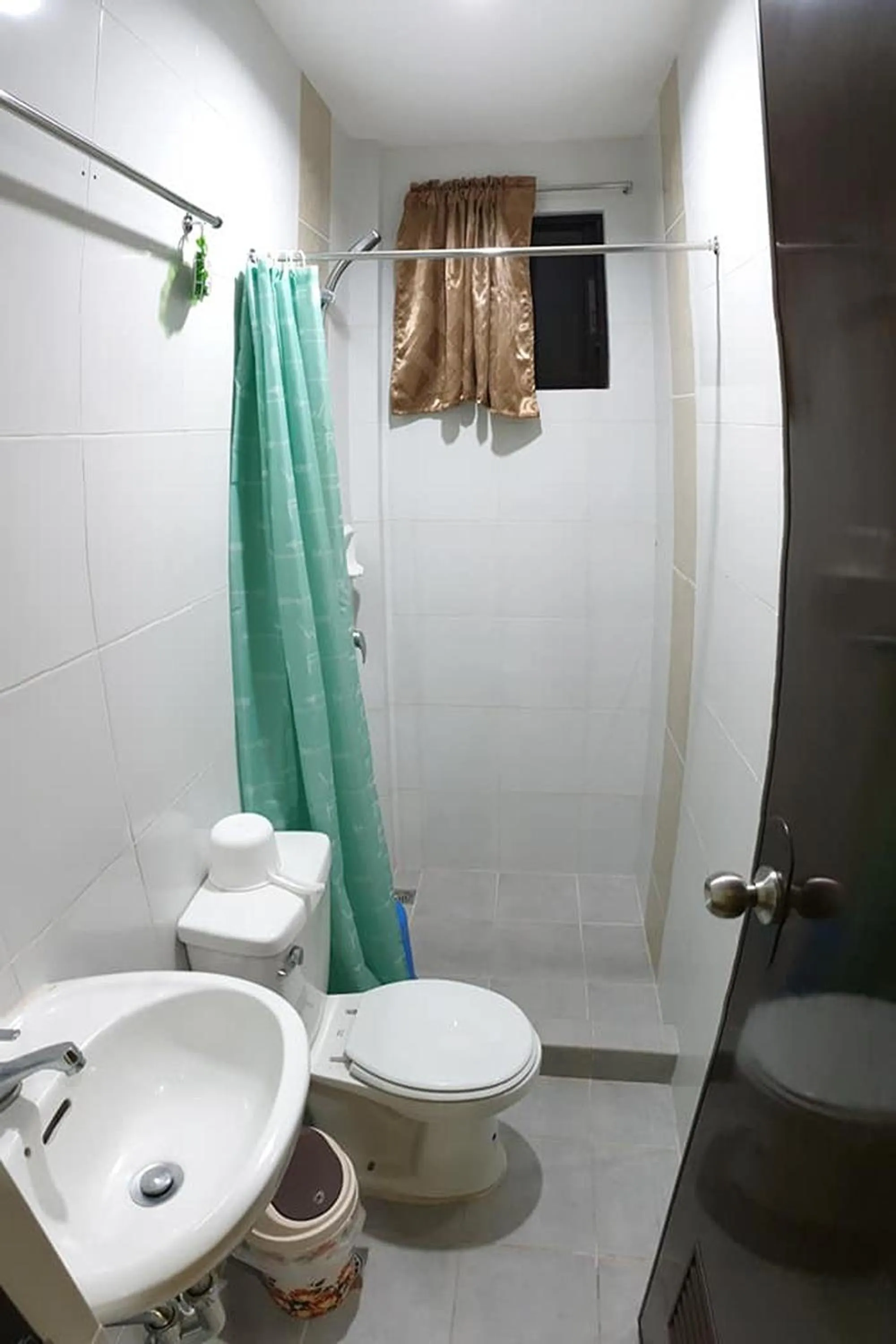 Bathroom in Jhunlyn Rooms for Rent Tagaytay