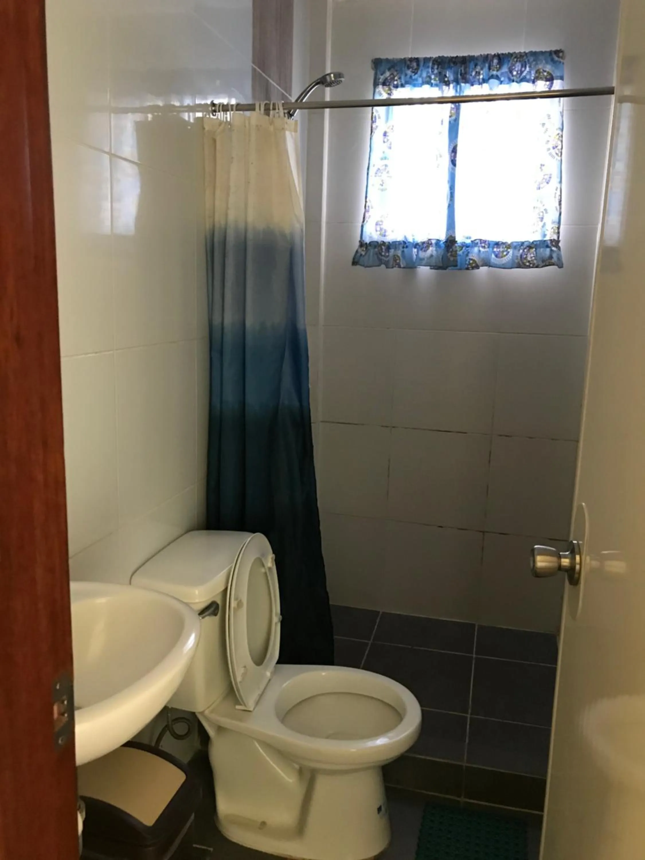Bathroom in Jhunlyn Rooms for Rent Tagaytay