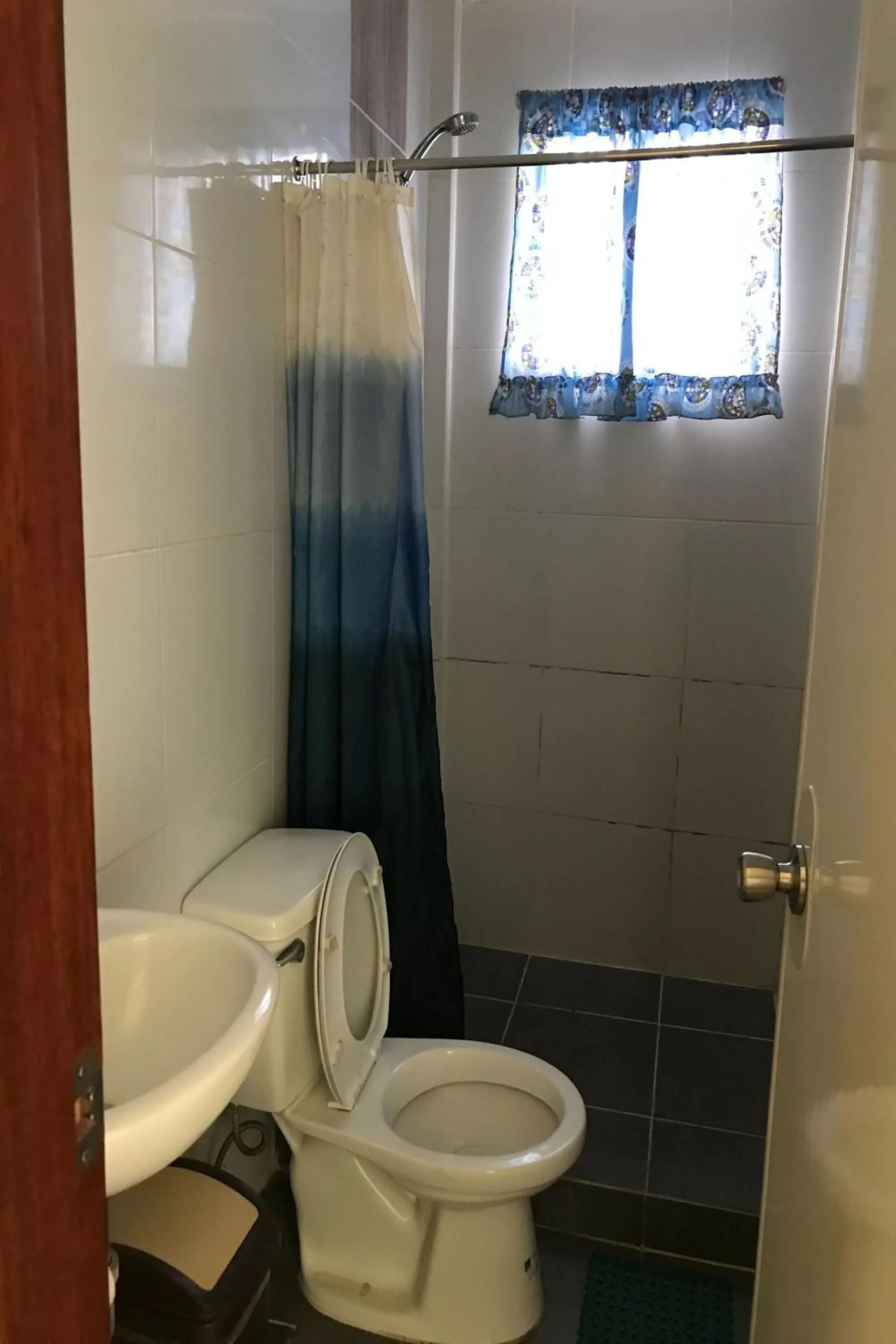 Bathroom in Jhunlyn Rooms for Rent Tagaytay