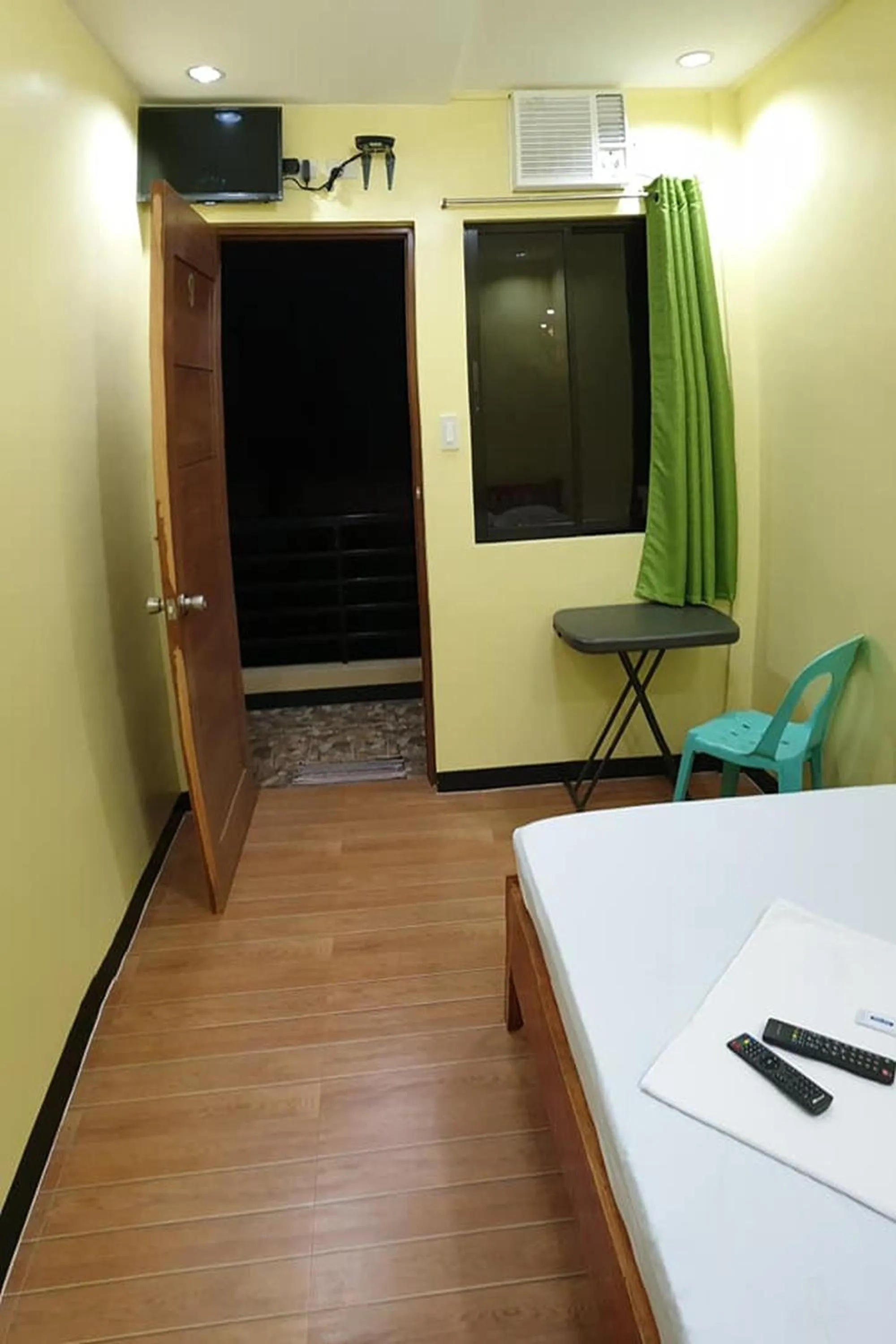 air conditioner in Jhunlyn Rooms for Rent Tagaytay