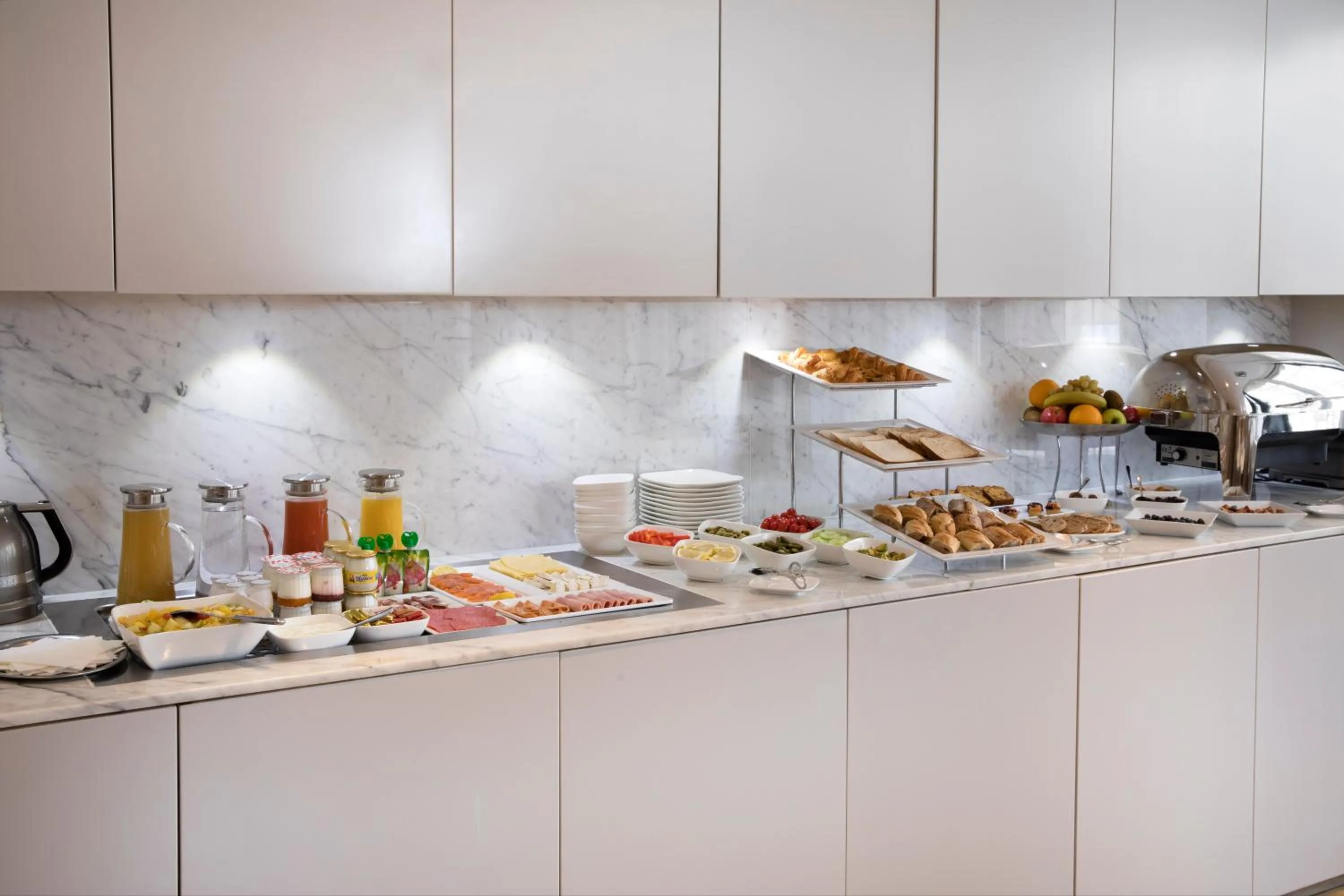 Buffet breakfast in Hôtel R de Paris - Boutique Hotel