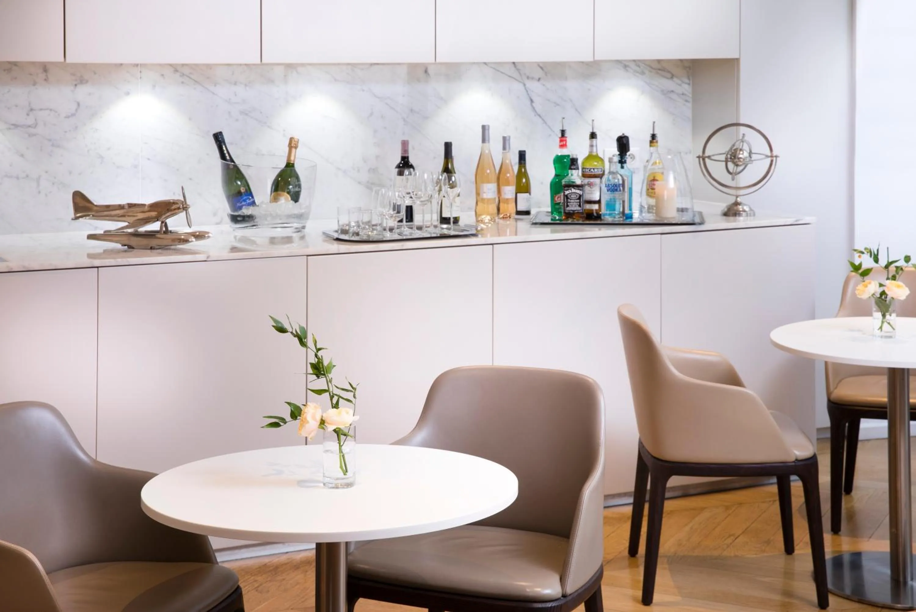 Lounge or bar in Hôtel R de Paris - Boutique Hotel