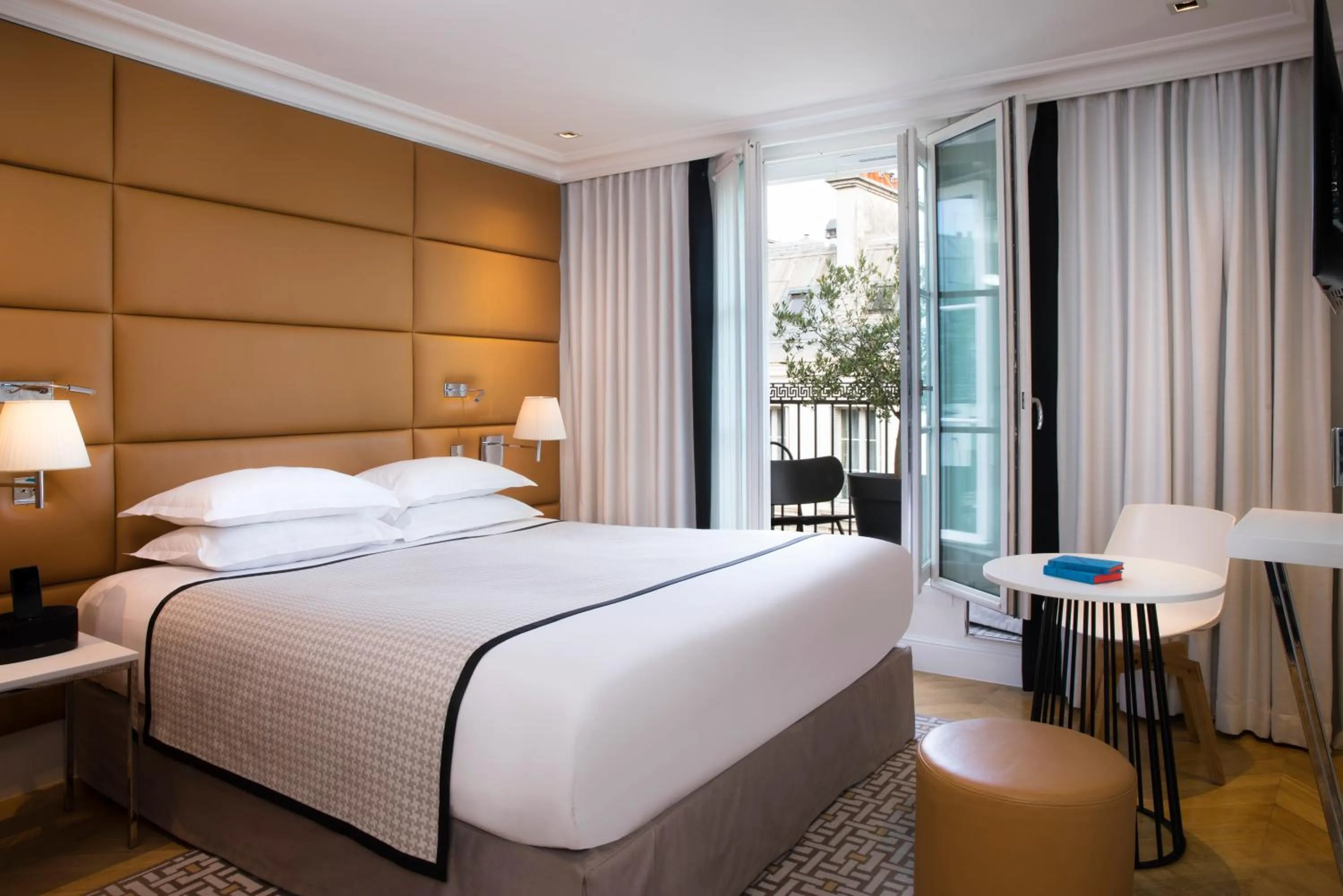 Photo of the whole room, Bed in Hôtel R de Paris - Boutique Hotel