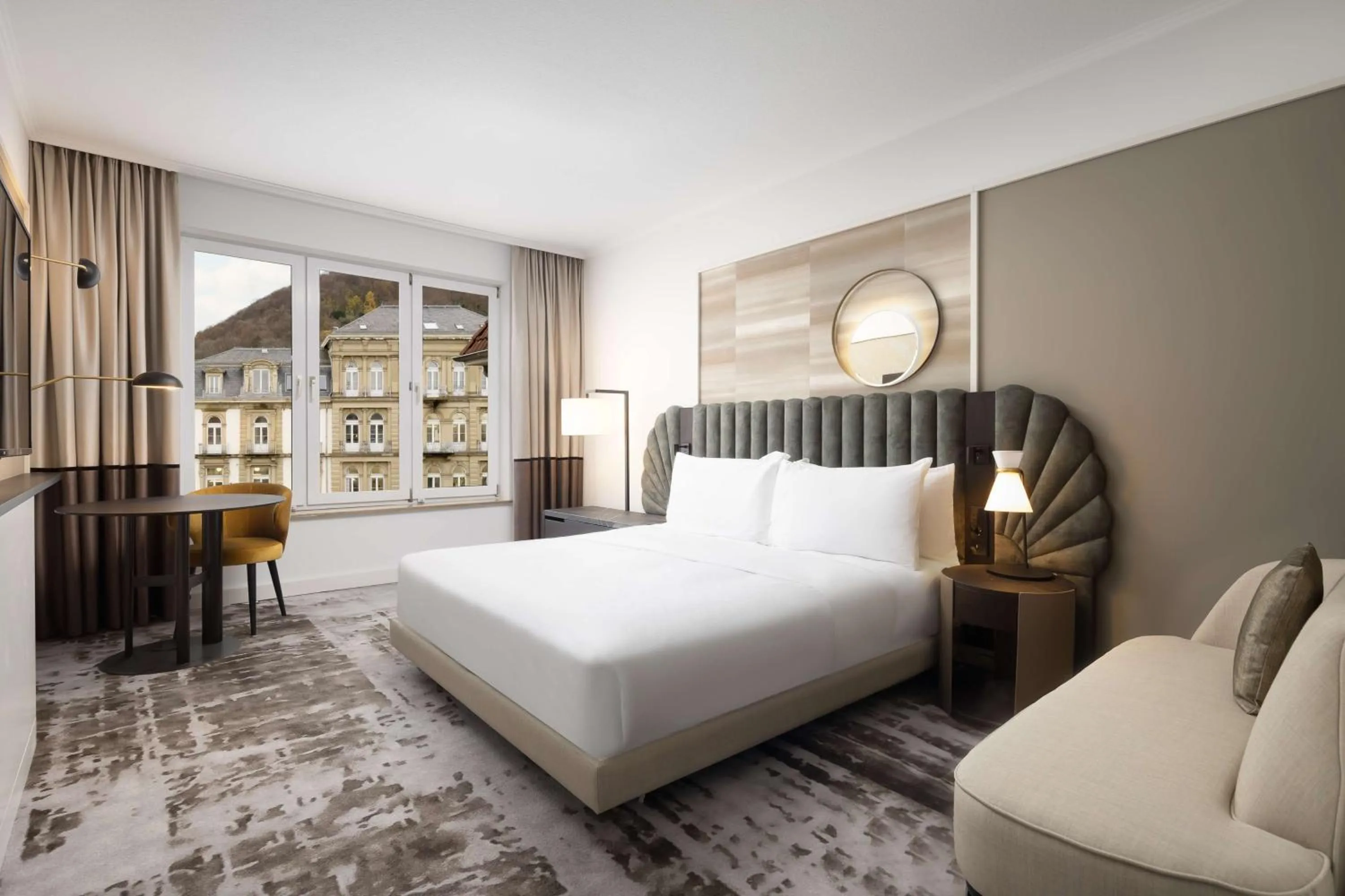 Living room, Bed in Crowne Plaza Heidelberg City Centre