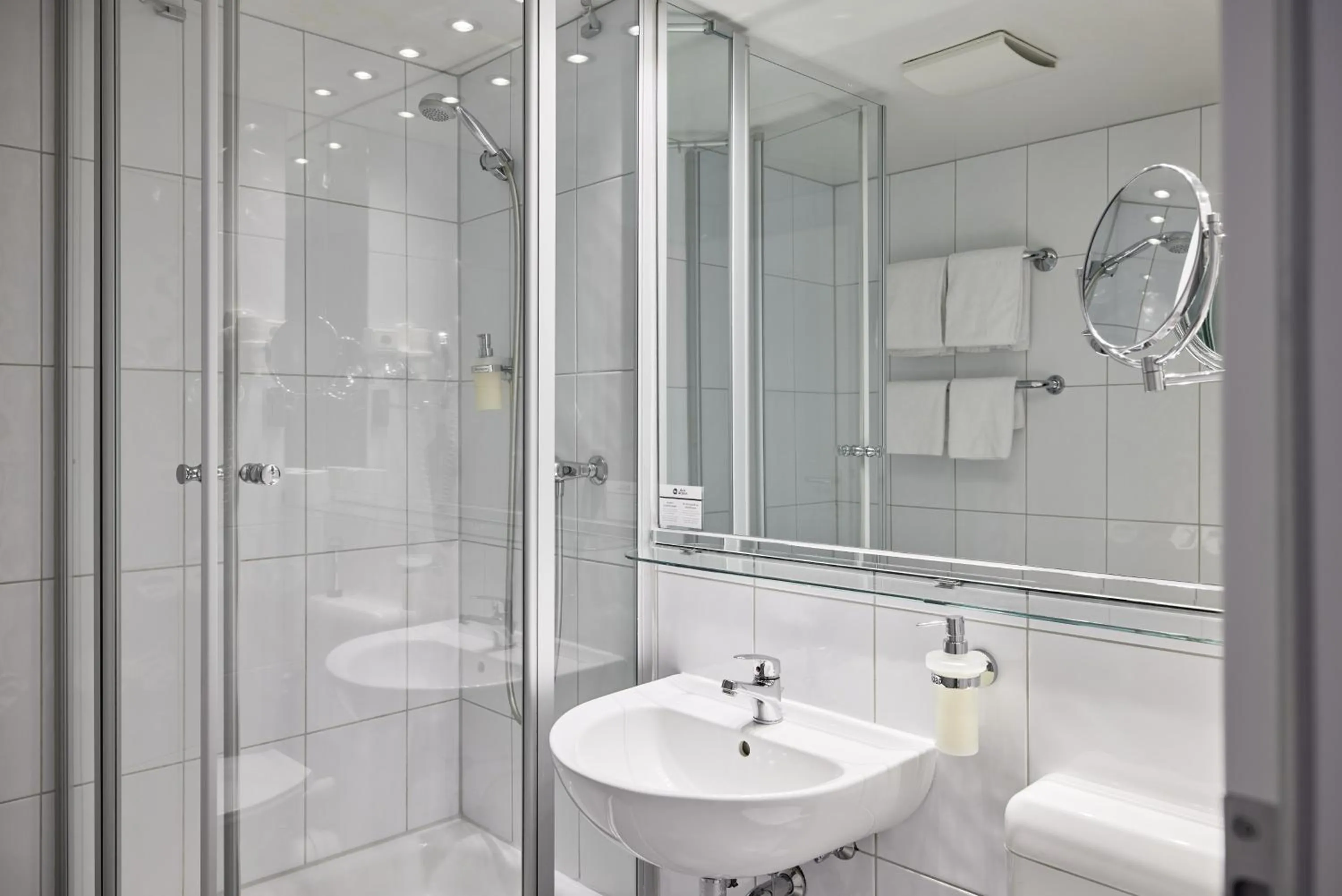 Bathroom in Best Western Raphael Hotel Altona