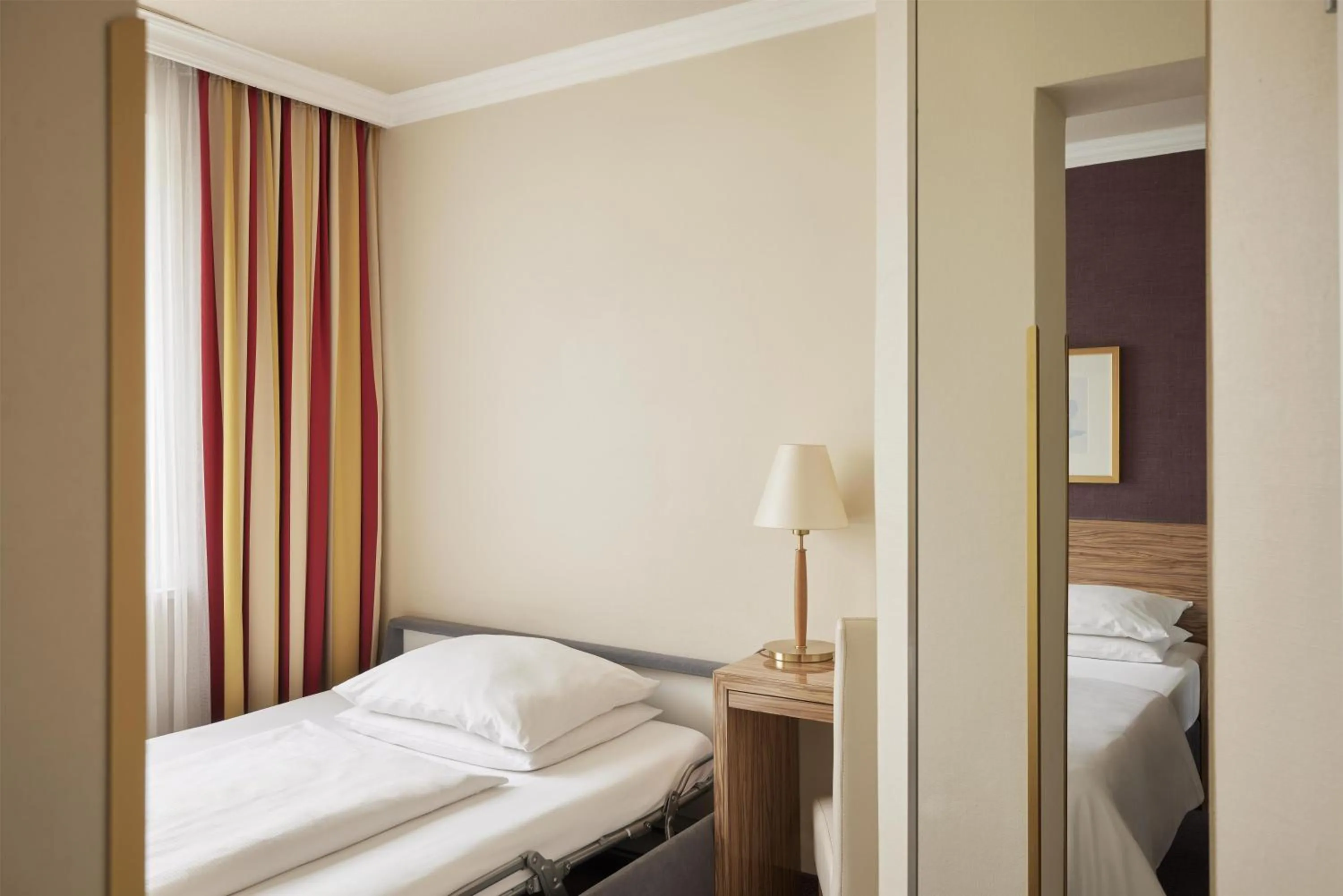 Bedroom, Bed in Best Western Raphael Hotel Altona