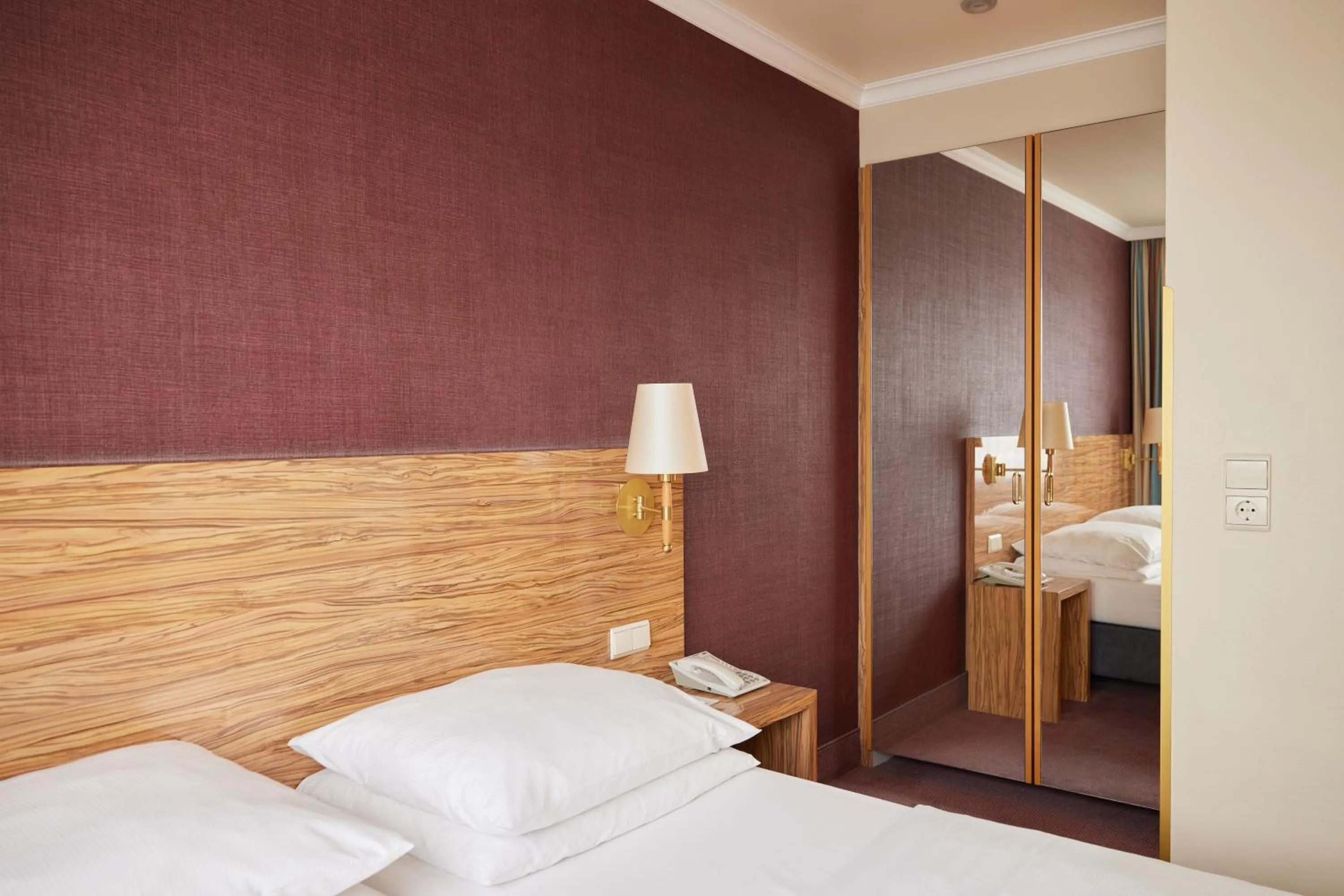 Photo of the whole room, Bed in Best Western Raphael Hotel Altona