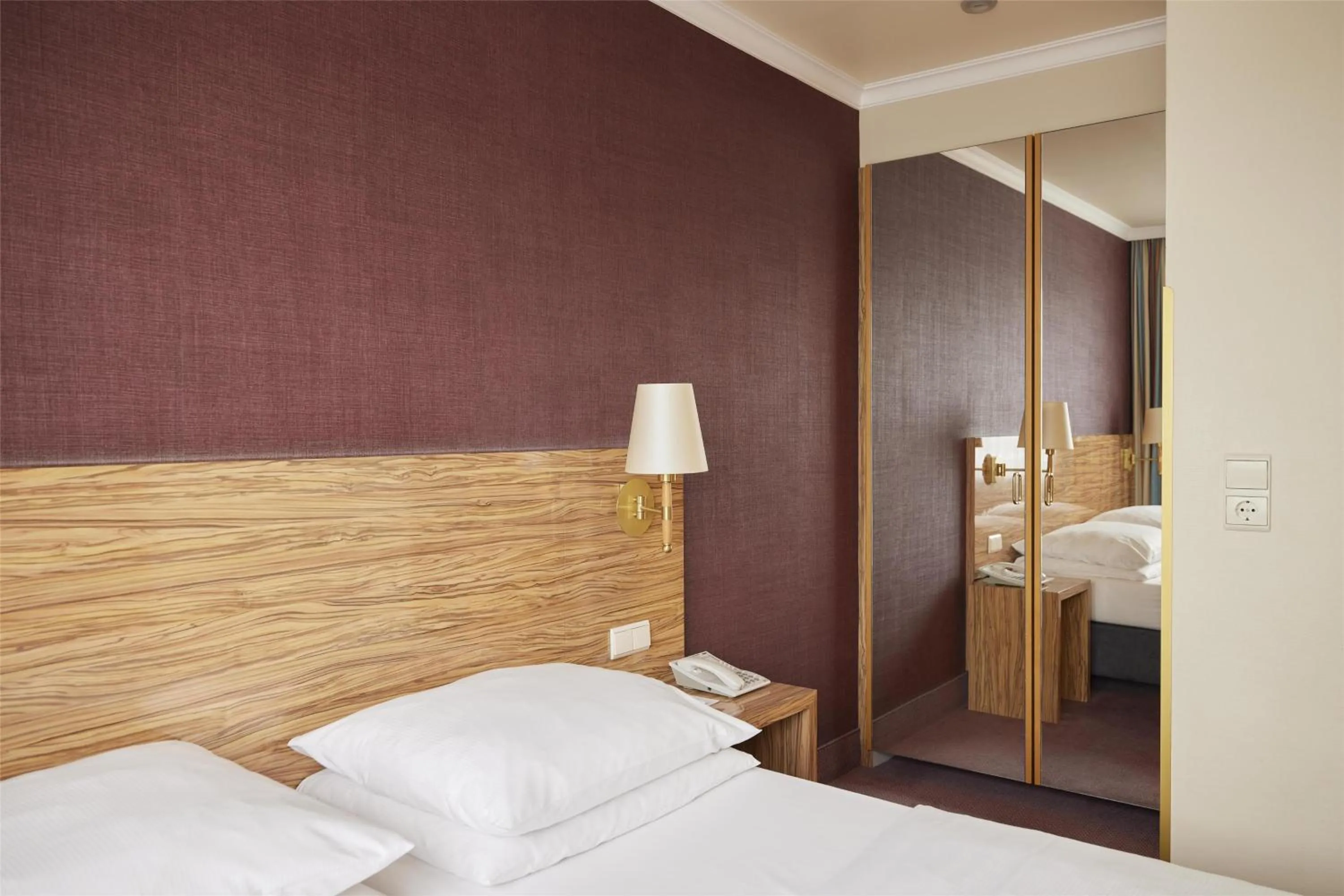 Bedroom, Bed in Best Western Raphael Hotel Altona