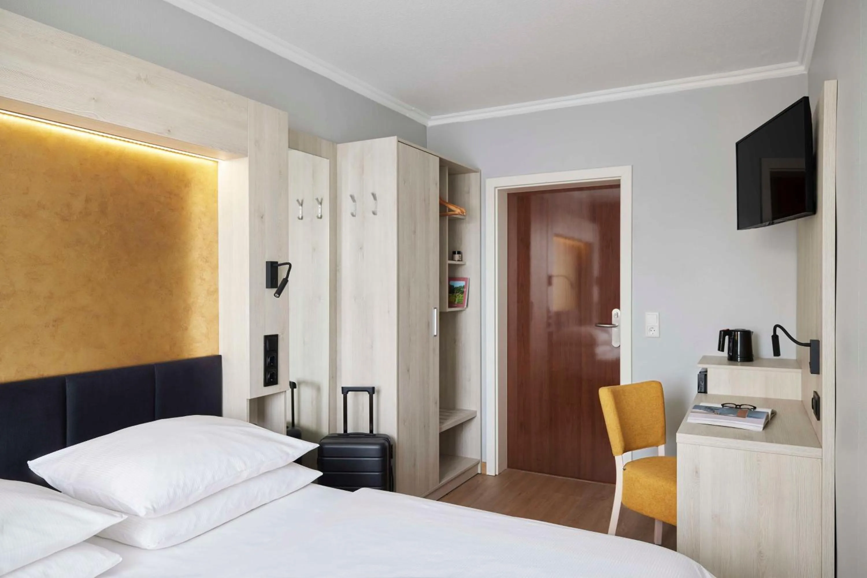 Bedroom, Bed in Best Western Raphael Hotel Altona