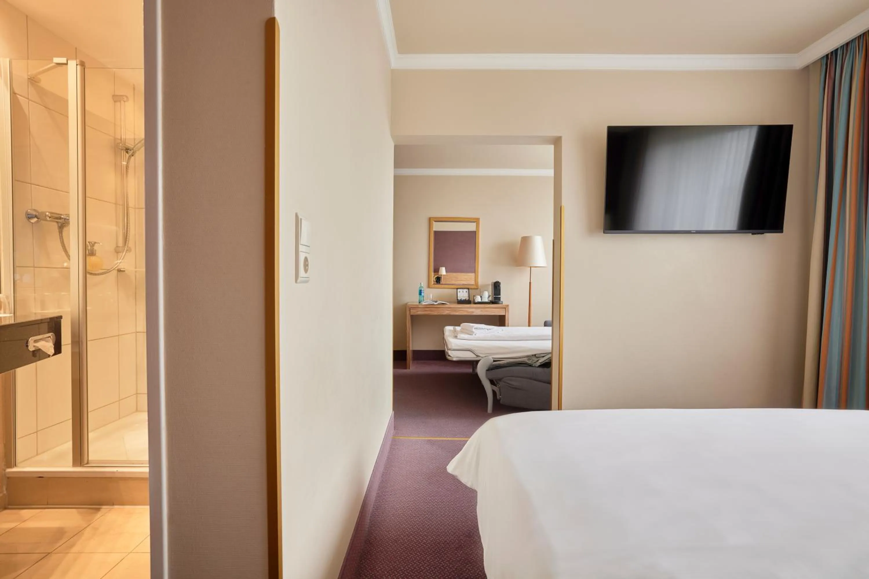 Photo of the whole room, Bed in Best Western Raphael Hotel Altona