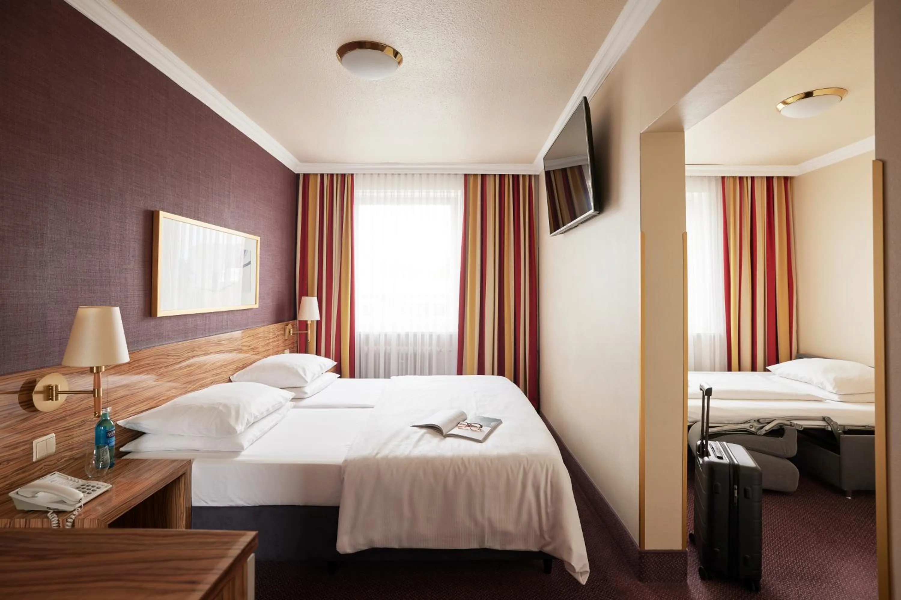 Photo of the whole room, Bed in Best Western Raphael Hotel Altona