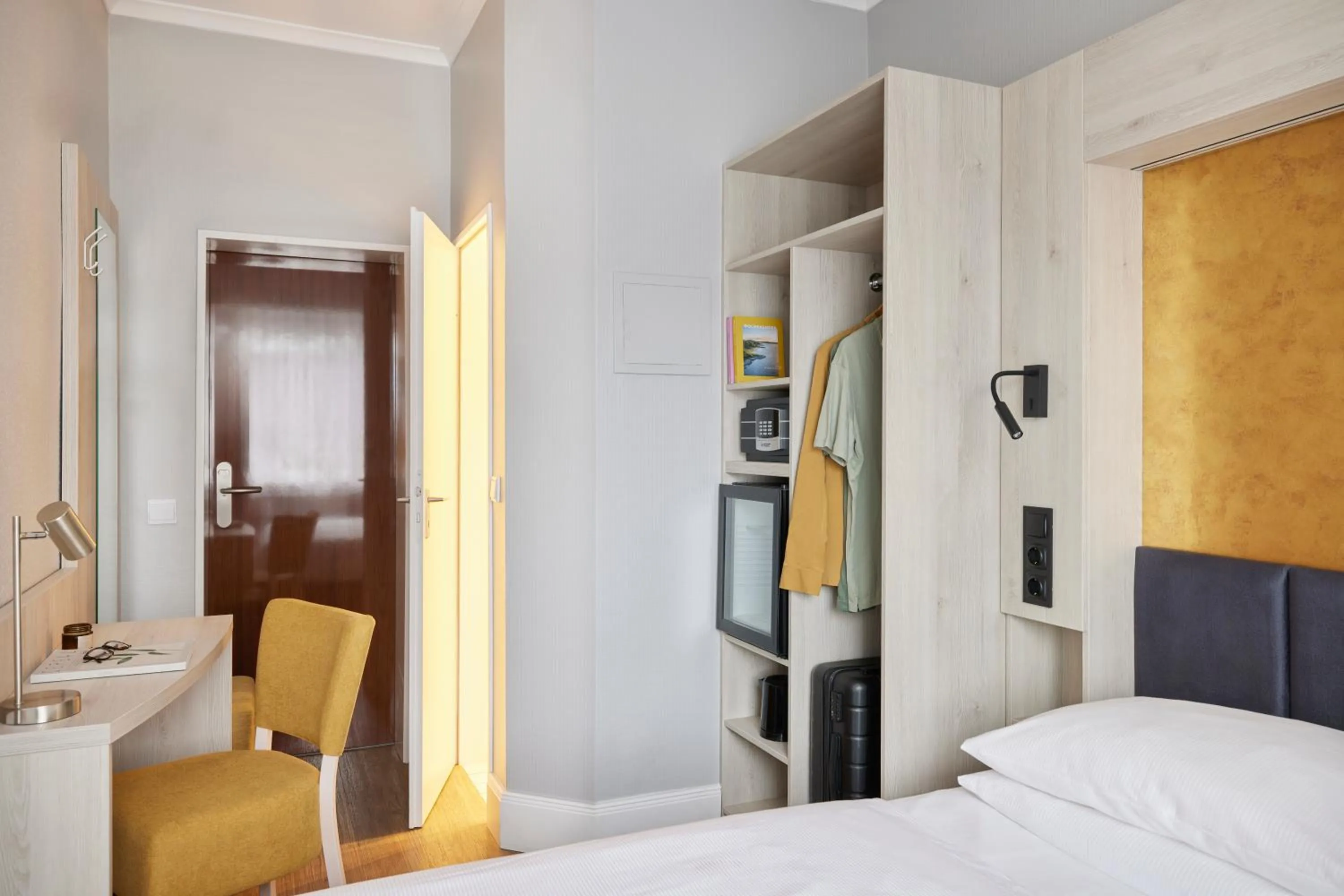 Photo of the whole room, Bed in Best Western Raphael Hotel Altona