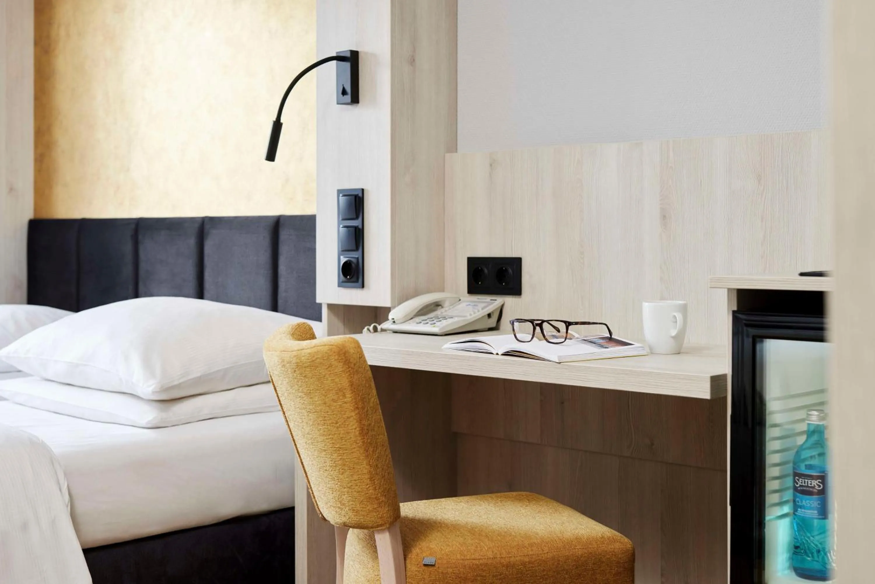 Bedroom, Bed in Best Western Raphael Hotel Altona