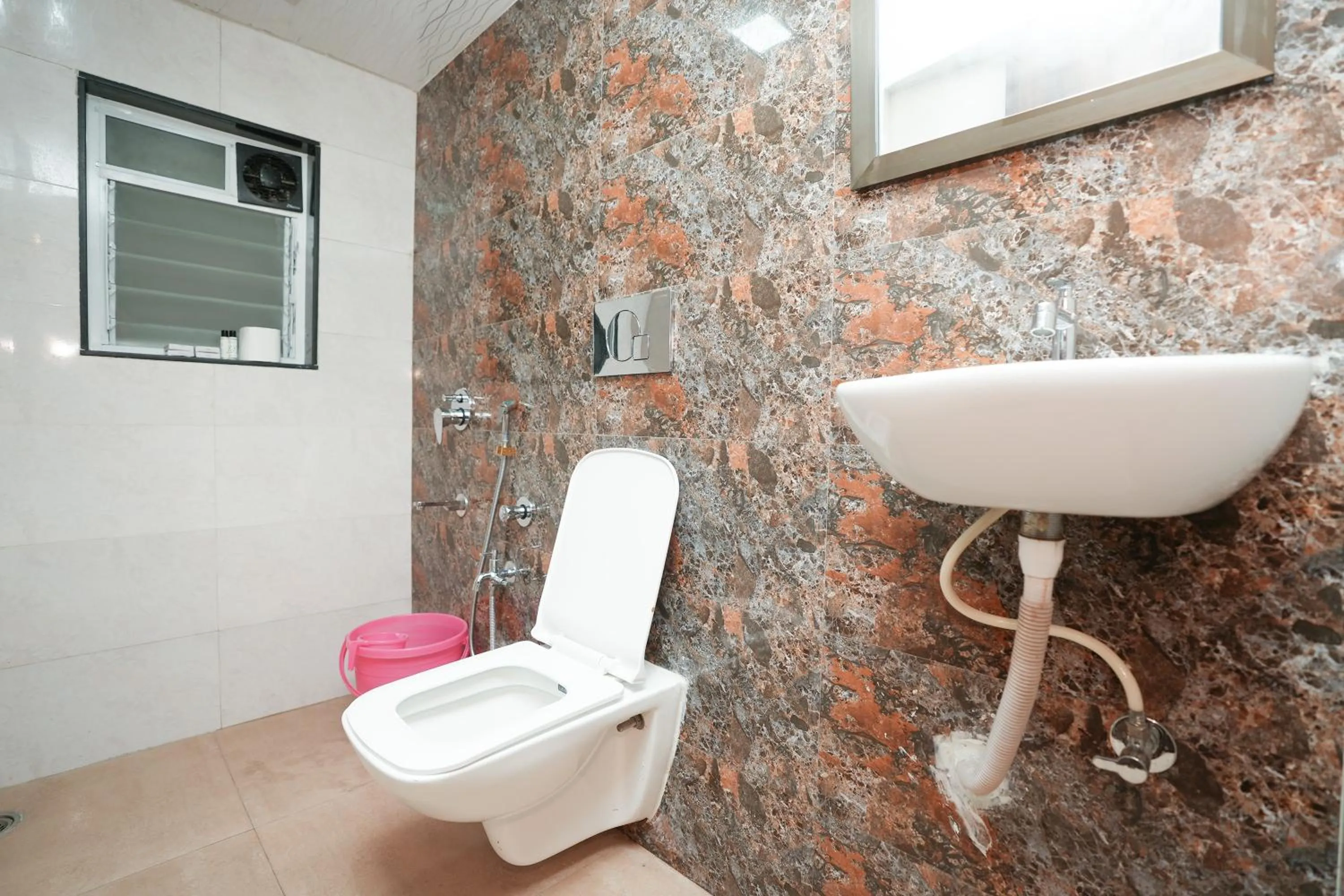 Bathroom in Hotel Neelkiran