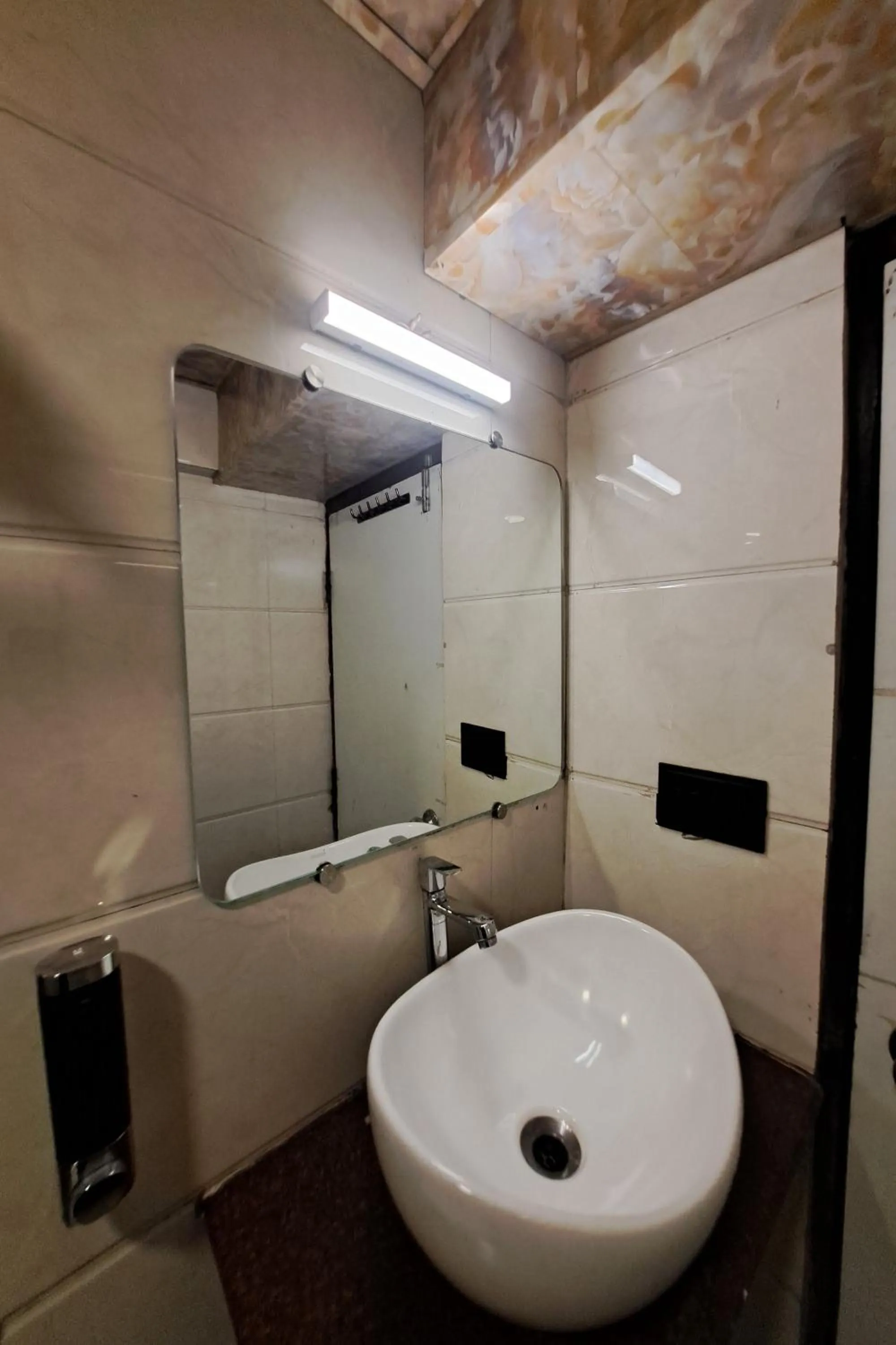 Bathroom in Hotel Neelkiran