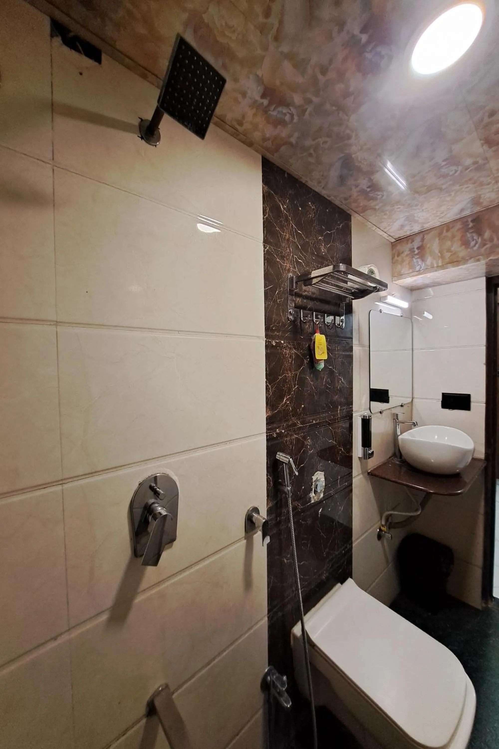 Shower in Hotel Neelkiran