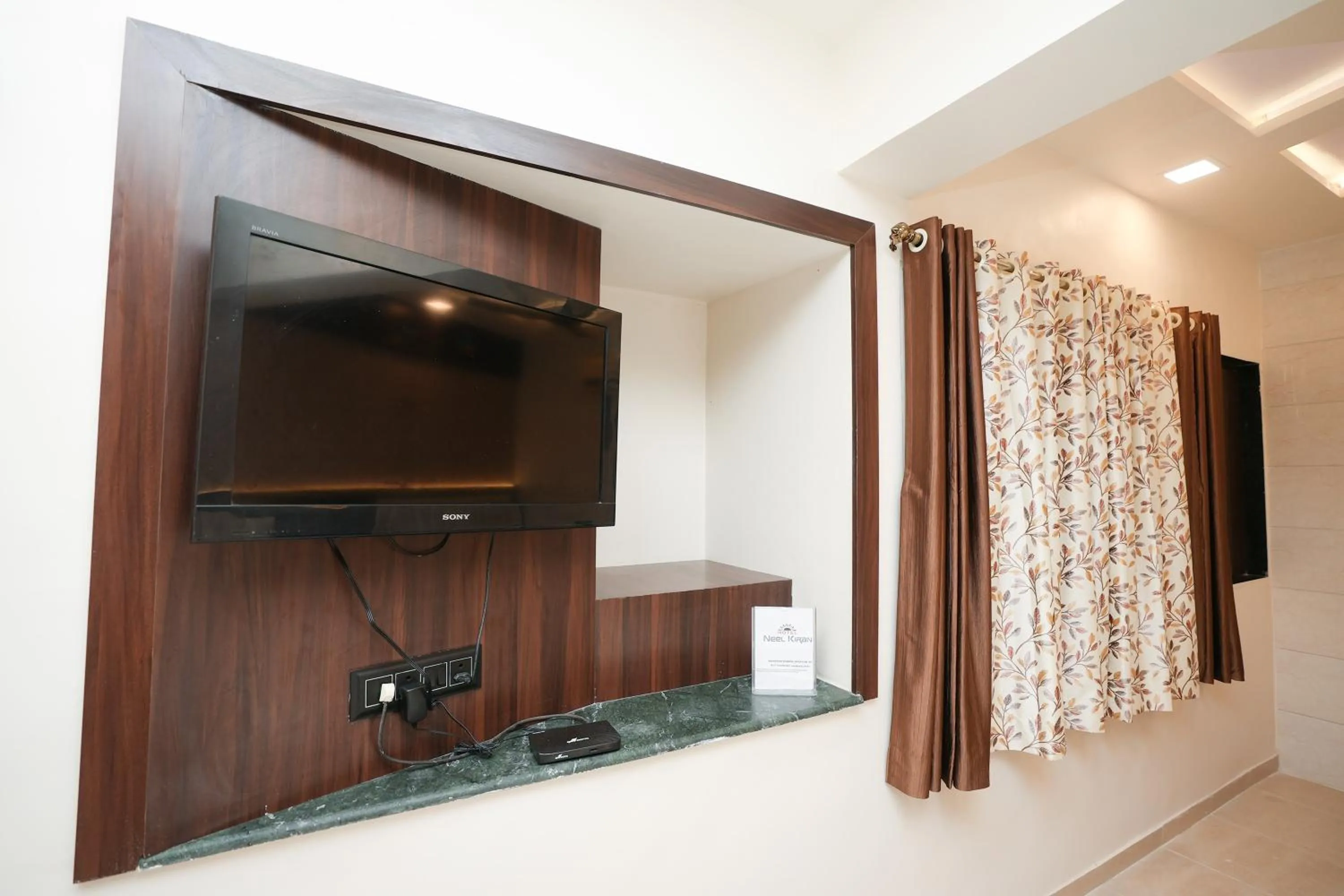 TV and multimedia in Hotel Neelkiran