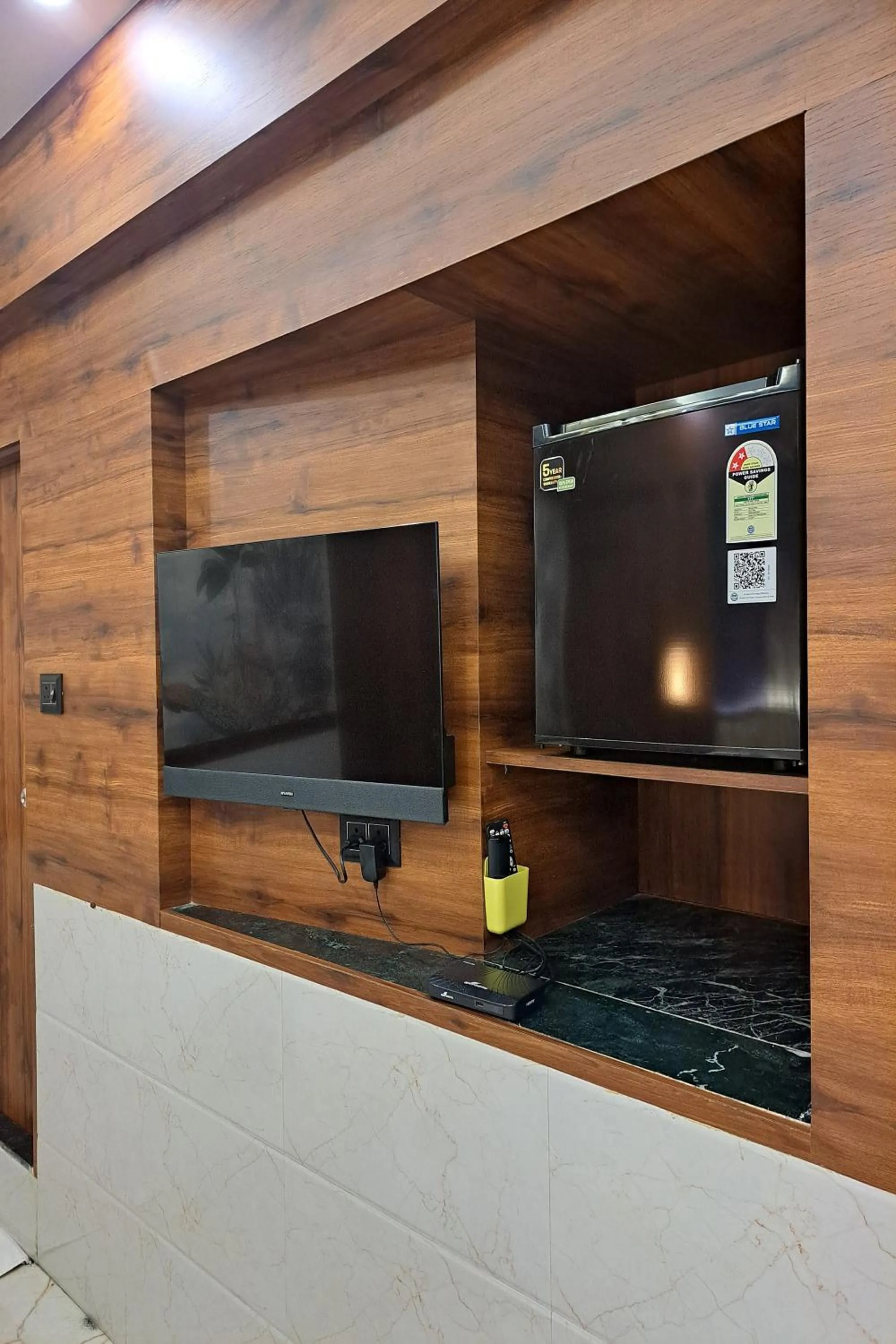 TV and multimedia in Hotel Neelkiran