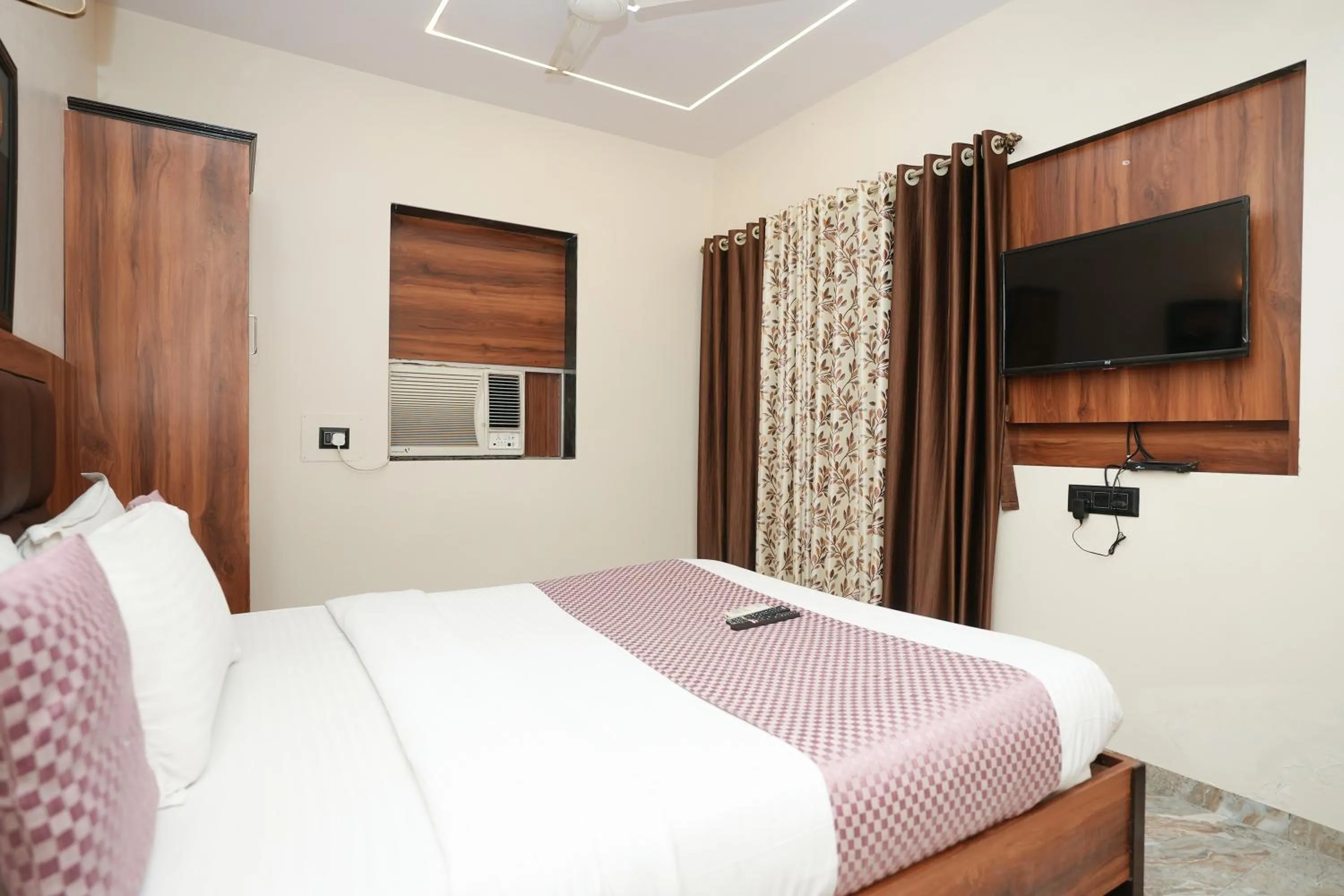 Bedroom in Hotel Neelkiran