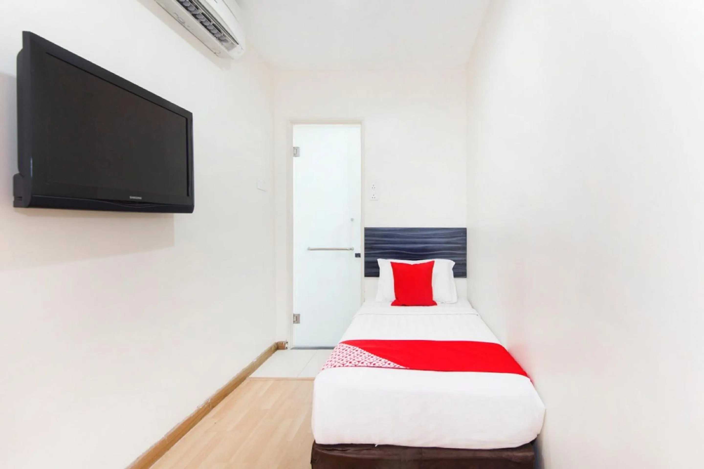 Bedroom, Bed in Super OYO 331 I Boutique Hotel